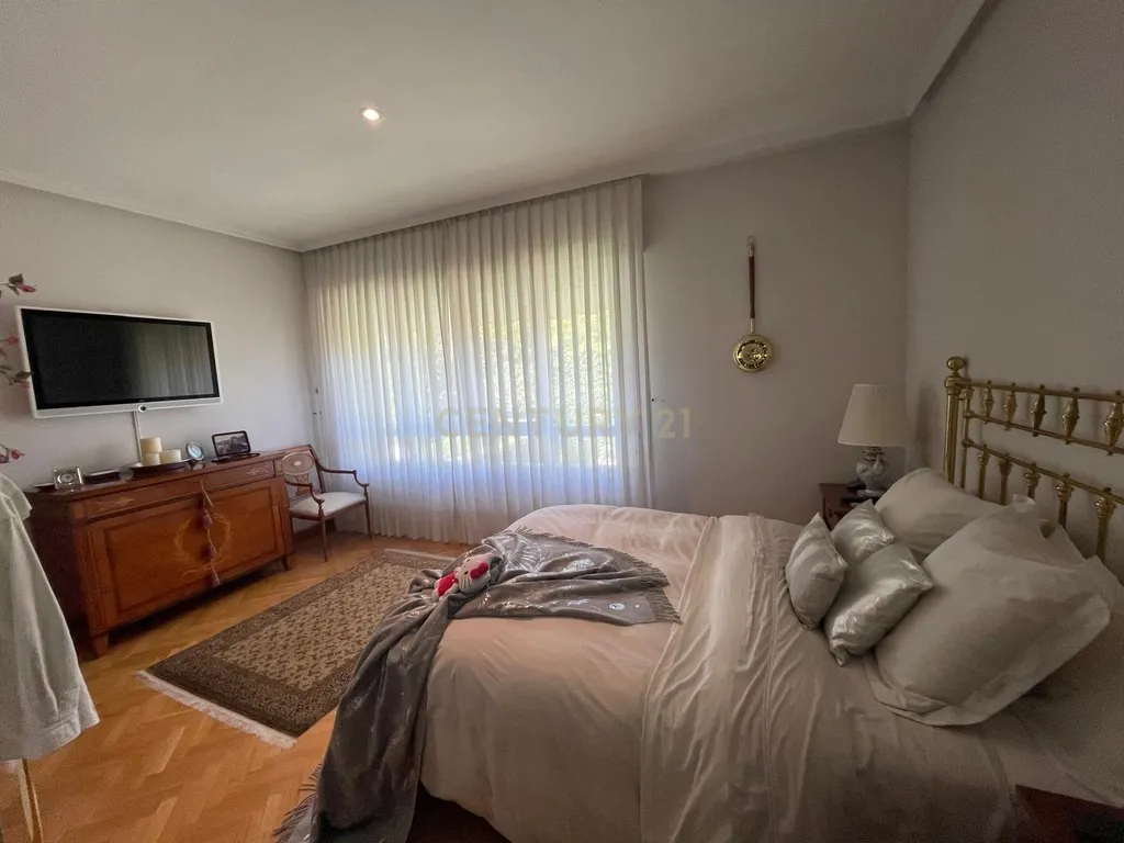 Luxuosa Moradia Renovada em Madrid com Vista para a Cidade - Image 86