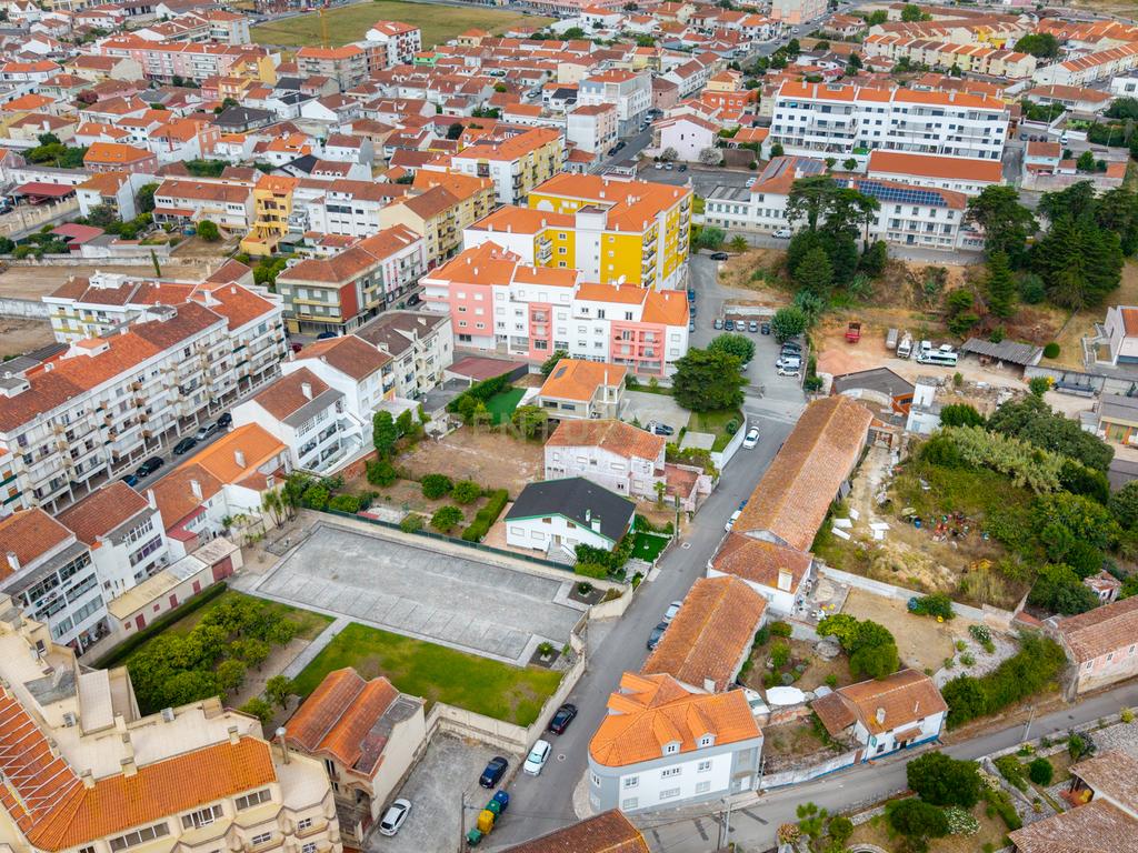 Moradia T5 para remodelar ou lote para construção — Centro do Bombarral - Image 8