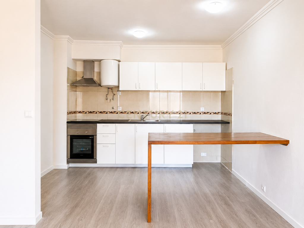 Apartamento T2 Renovado e Equipado | São Sebastião, Setúbal - Image 1