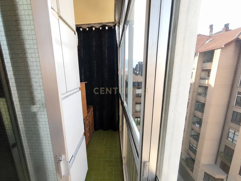 Apartamento espaçoso e luminoso de 3 quartos com varanda, arrumos e vista, no centro de Irun - Image 15