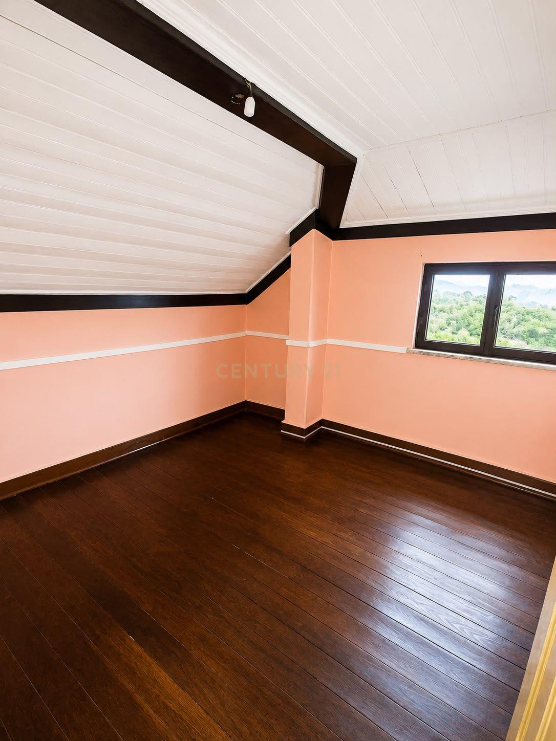 Fotografia 6 de Moradia T3 com Barracão de 400 m² em Terreno de 1.400 m² | Vimieiro, Santa Comba Dão
