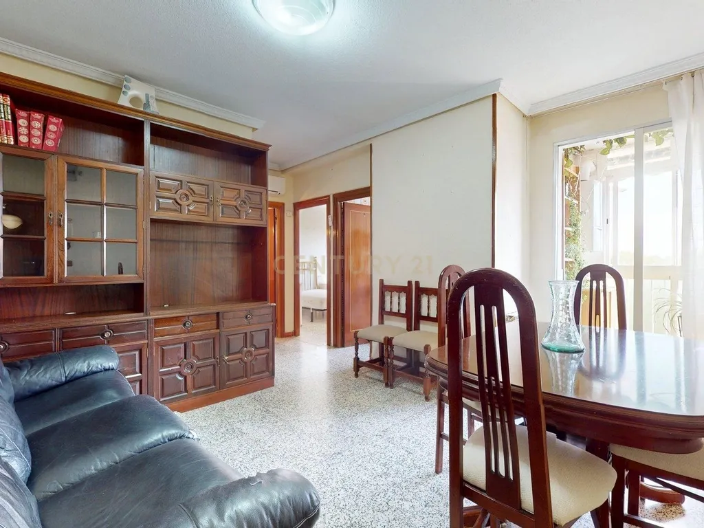 Apartamento T2 com Terraço em Madrid - Oportunidade de Recuperação - Image 1