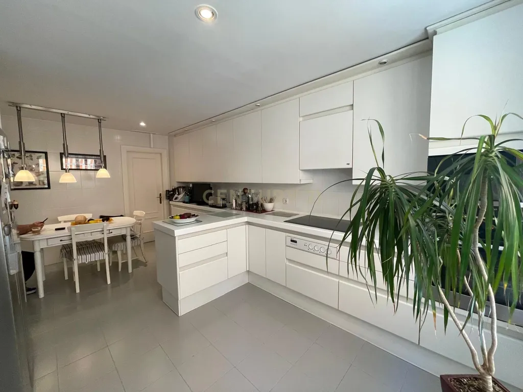 Luxuosa Moradia Renovada em Madrid com Vista para a Cidade - Image 10