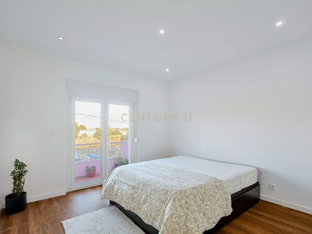 Apartamento T3 Duplex Remodelado no Centro de Corroios - Image 16