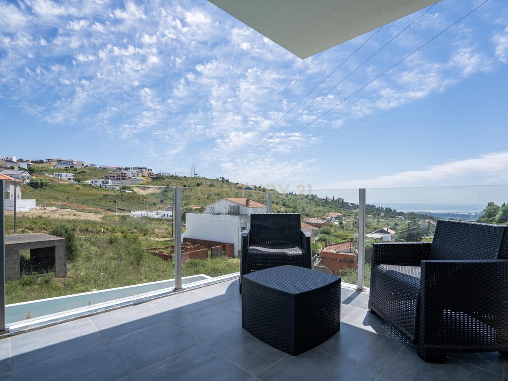 🌅 Moradia Nova com Vista Tejo, Piscina e Terraço Panorâmico a Poucos Minutos de Lisboa - Image 16