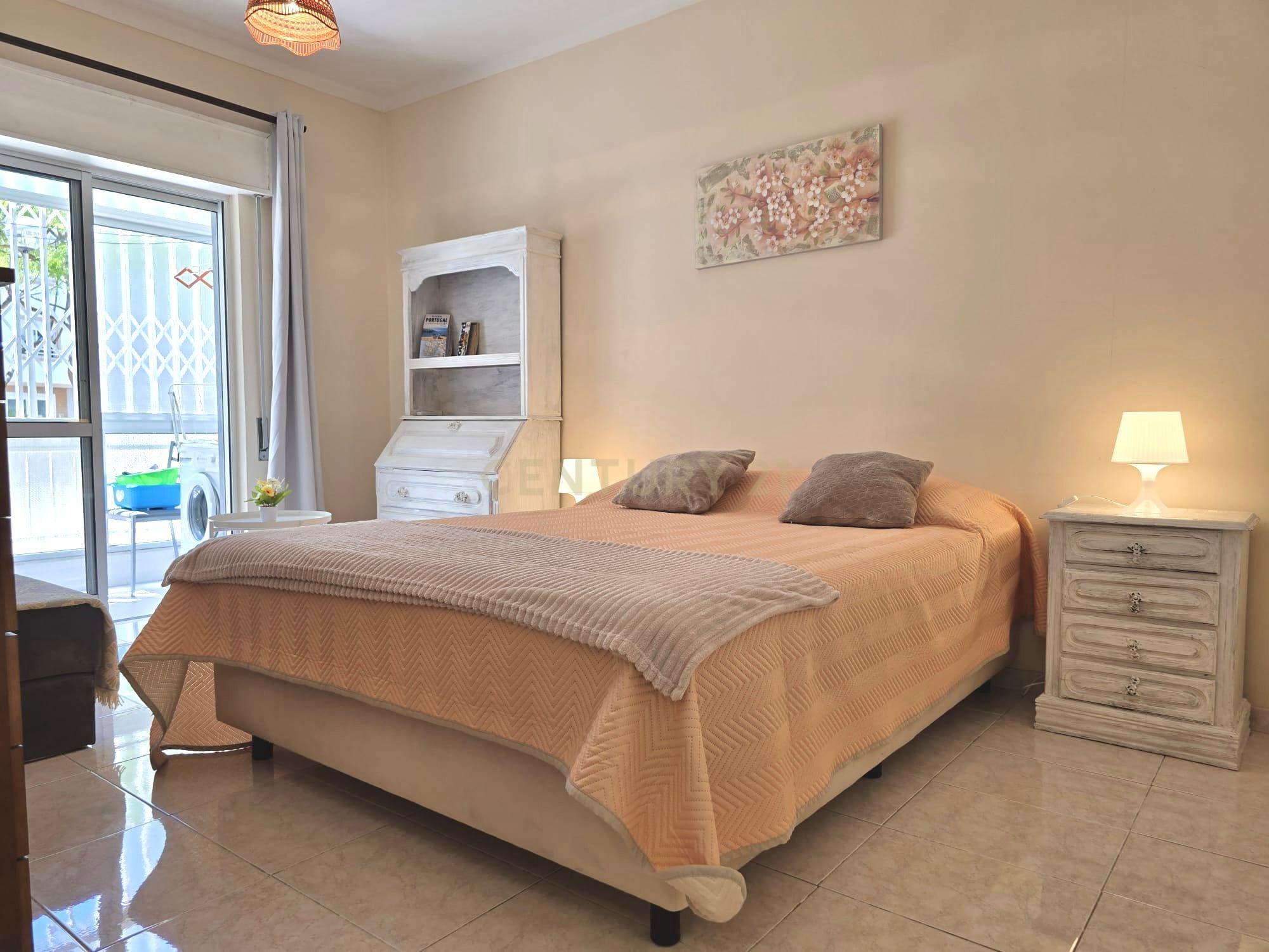 Fotografia 10 de Apartamento T1 com espaçosa arrecadação a 10 minutos a pé da Praia da Quarteira | Rua Patrão Lopes, Quarteira