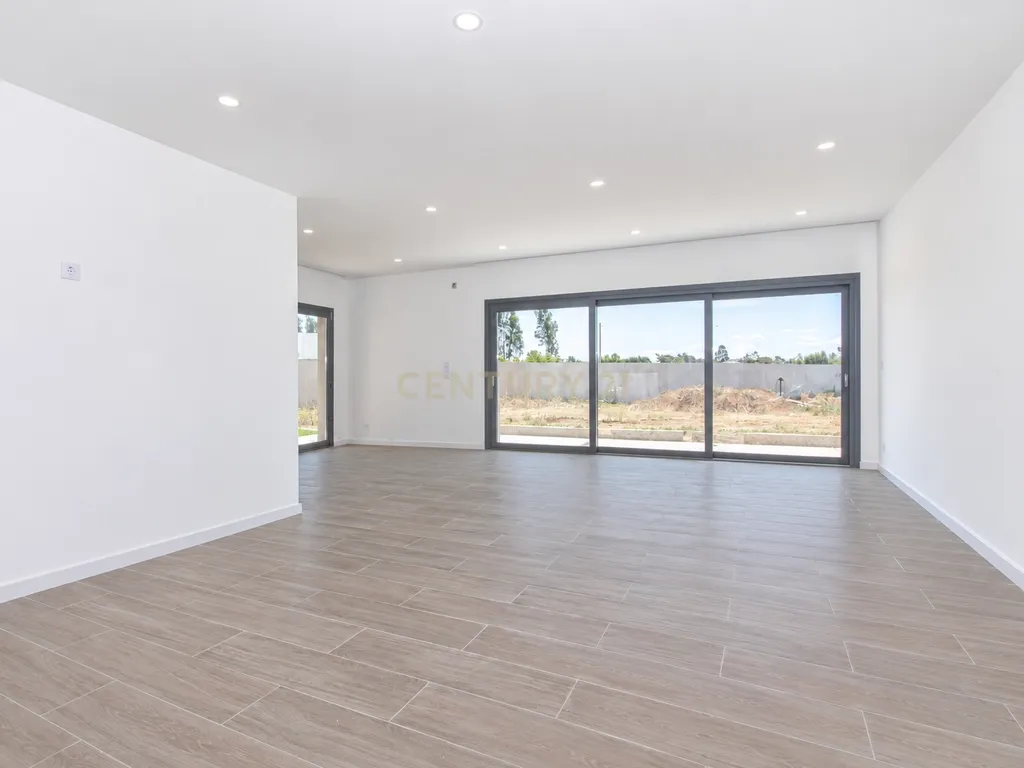 MORADIA T3 COM PISCINA E VISTA CAMPO - Image 7