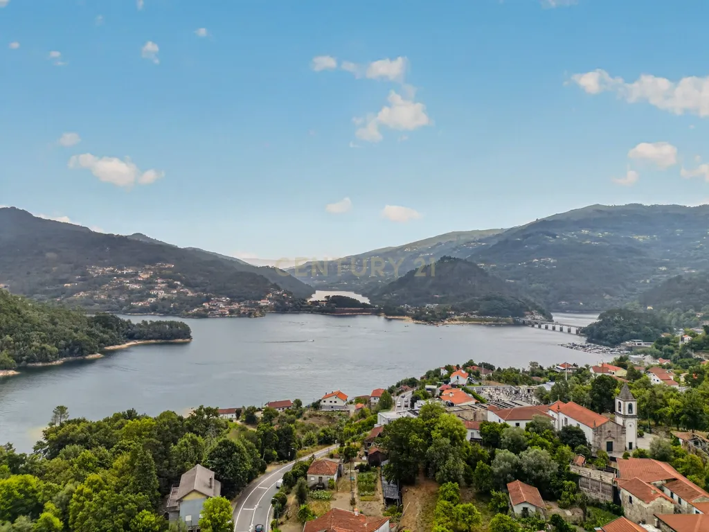 Investimento Raro no Gerês – Propriedade com 3 Apartamentos Independentes e Vista Deslumbrante para a Albufeira da Caniçada - Image 10
