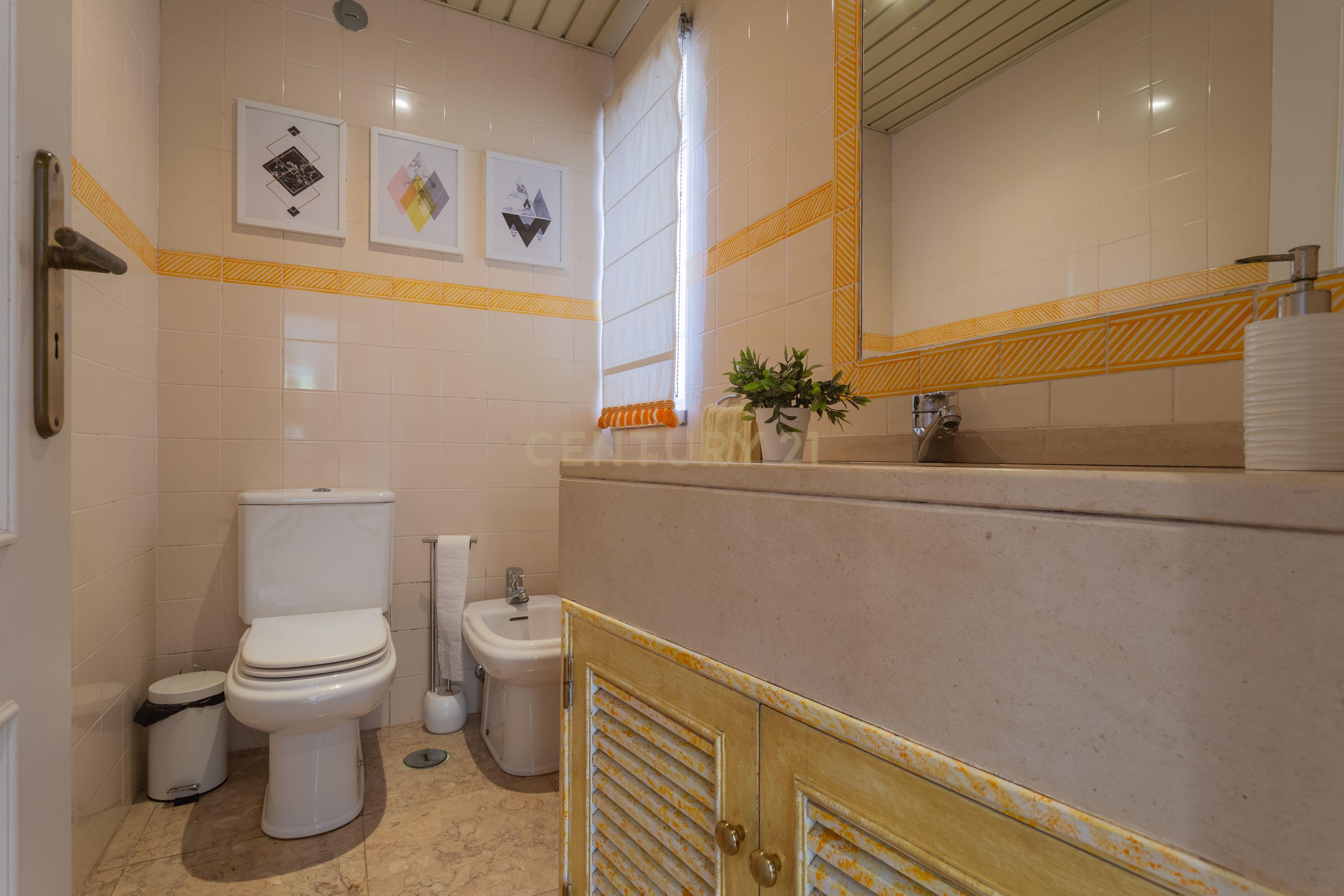Fotografia 8 de Requintada Moradia com Piscina em Localização Privilegiada - Charneca da Caparica