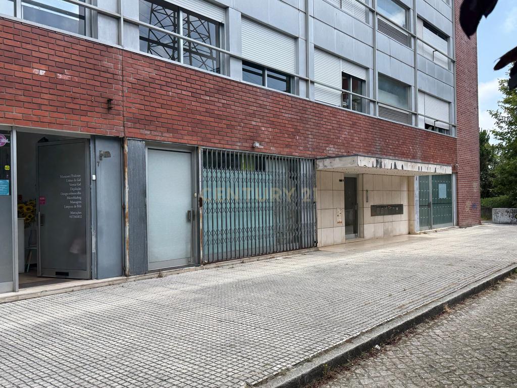 Loja para T1+1 aprovado para habitação, junto ao Metro — oportunidade antes da obra - Image 5