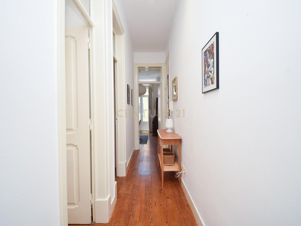 Apartamento T2+1 Renovado no Coração de Campo de Ourique - Image 13