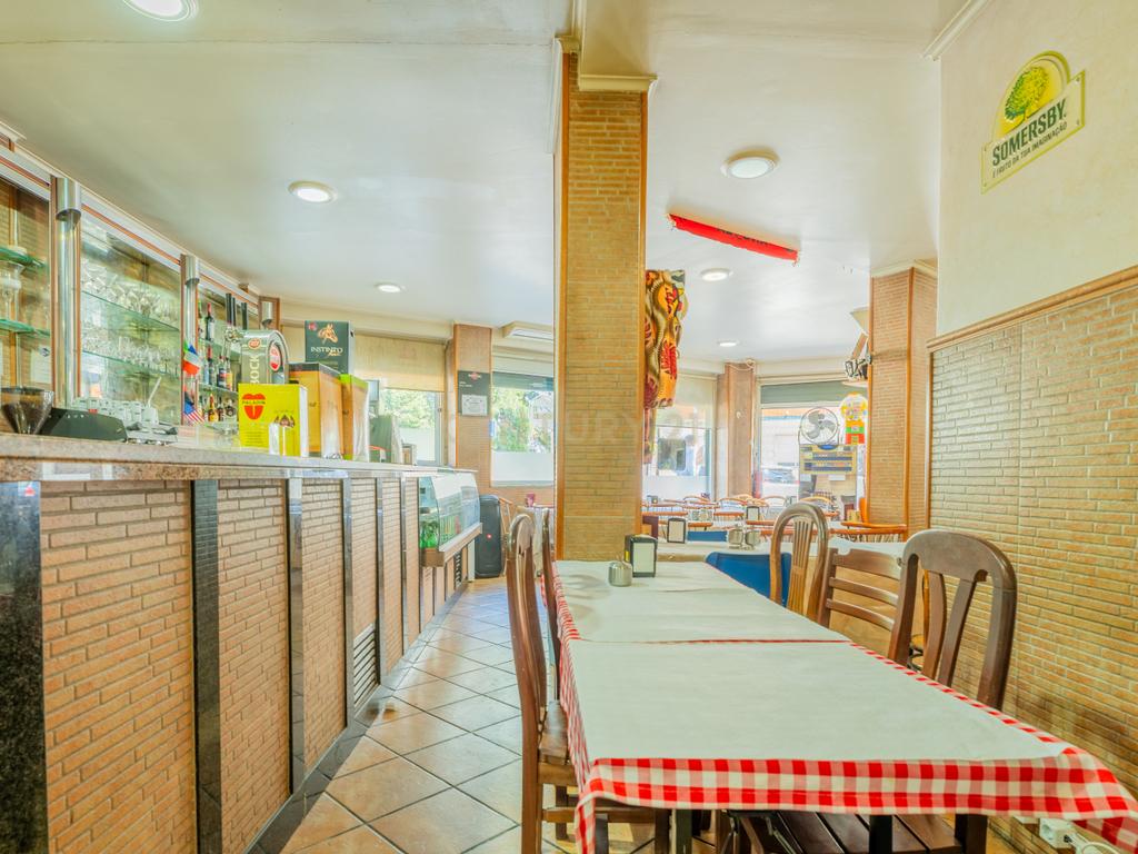 Trespasse Café/Restaurante no Centro da Amadora – Oportunidade Imperdível! - Image 9