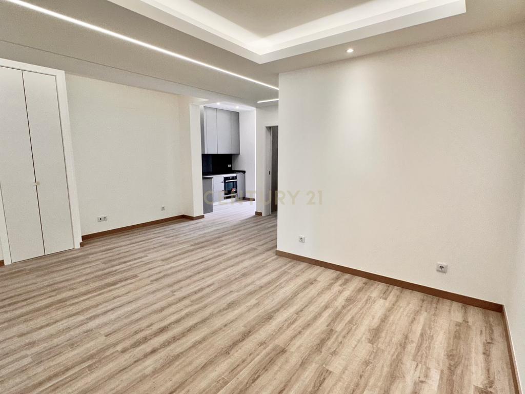 Venda T3 na Estrela - APARTAMENTO INTEGRALMENTE REMODELADO COM VARANDA GENEROSA - Image 4