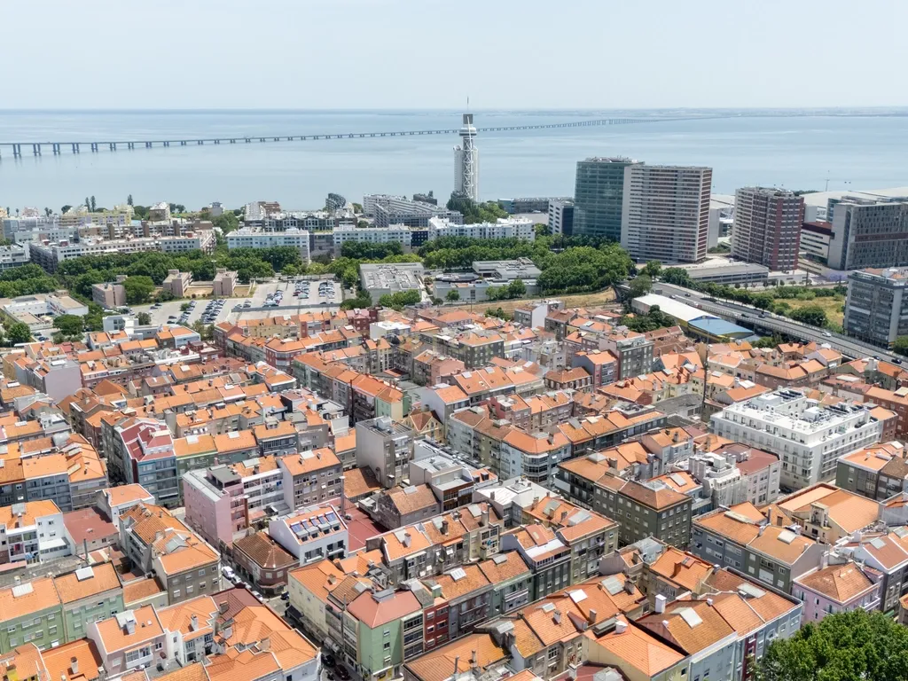 Apartamento Remodelado em Moscavide, Loures - 2 Quartos com Terraço - Image 26