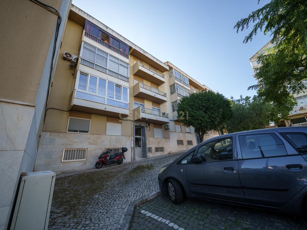 Apartamento T2 Renovado com Varanda e Arrecadação em São João da Talha - Image 14