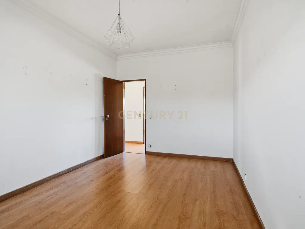 Moradia T7 de dois pisos com garagem, jardim e anexos | Terreno 894 m² na Paz em Mafra - Image 18