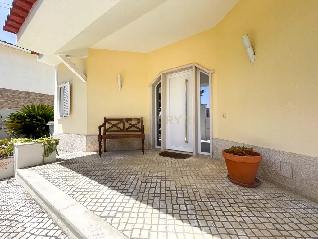 Moradia T5 com Piscina na Marisol - Almada - Image 2