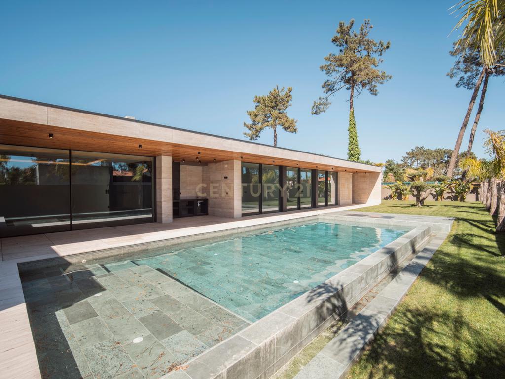 Moradia T4 na Verdizela — Design, Luz e Piscina num Terreno de 1.032 m² - Image 1