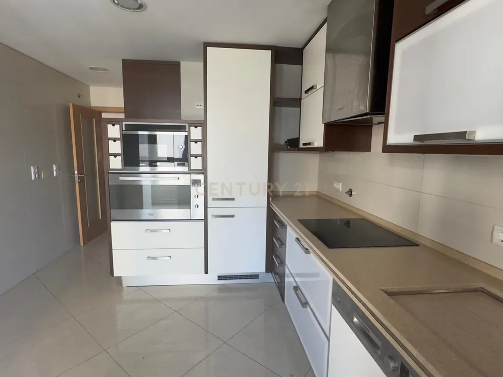 Apartamento T3 na Alta de Lisboa com Box para 2 Viaturas - Image 7