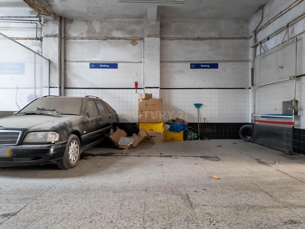 Loja/Armazém à Venda com 688 m² junto ao Alto de São João, Lisboa - Image 2