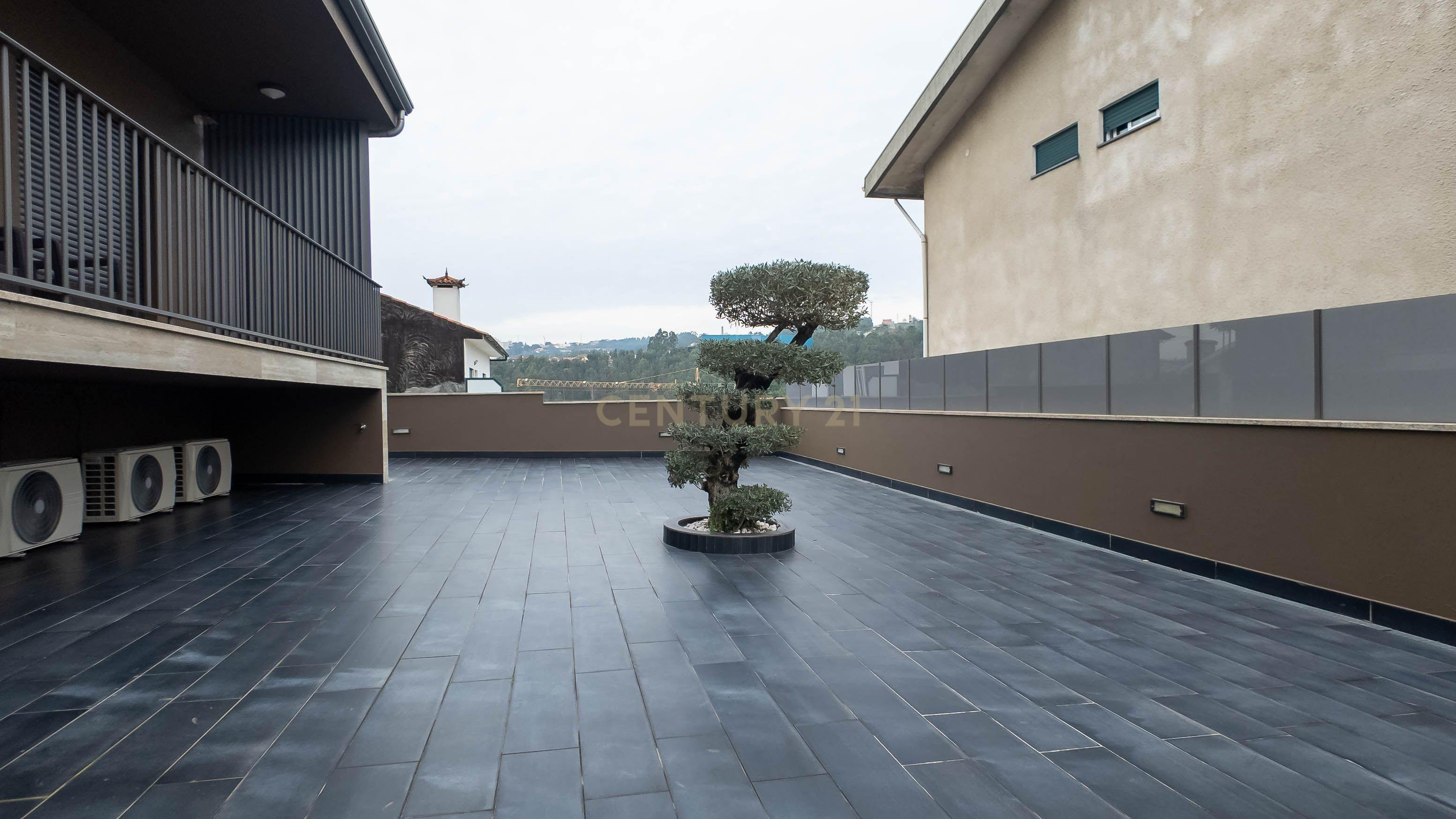 Moradia T3 com logradouro e garagem situada em Gondomar. - Image 6