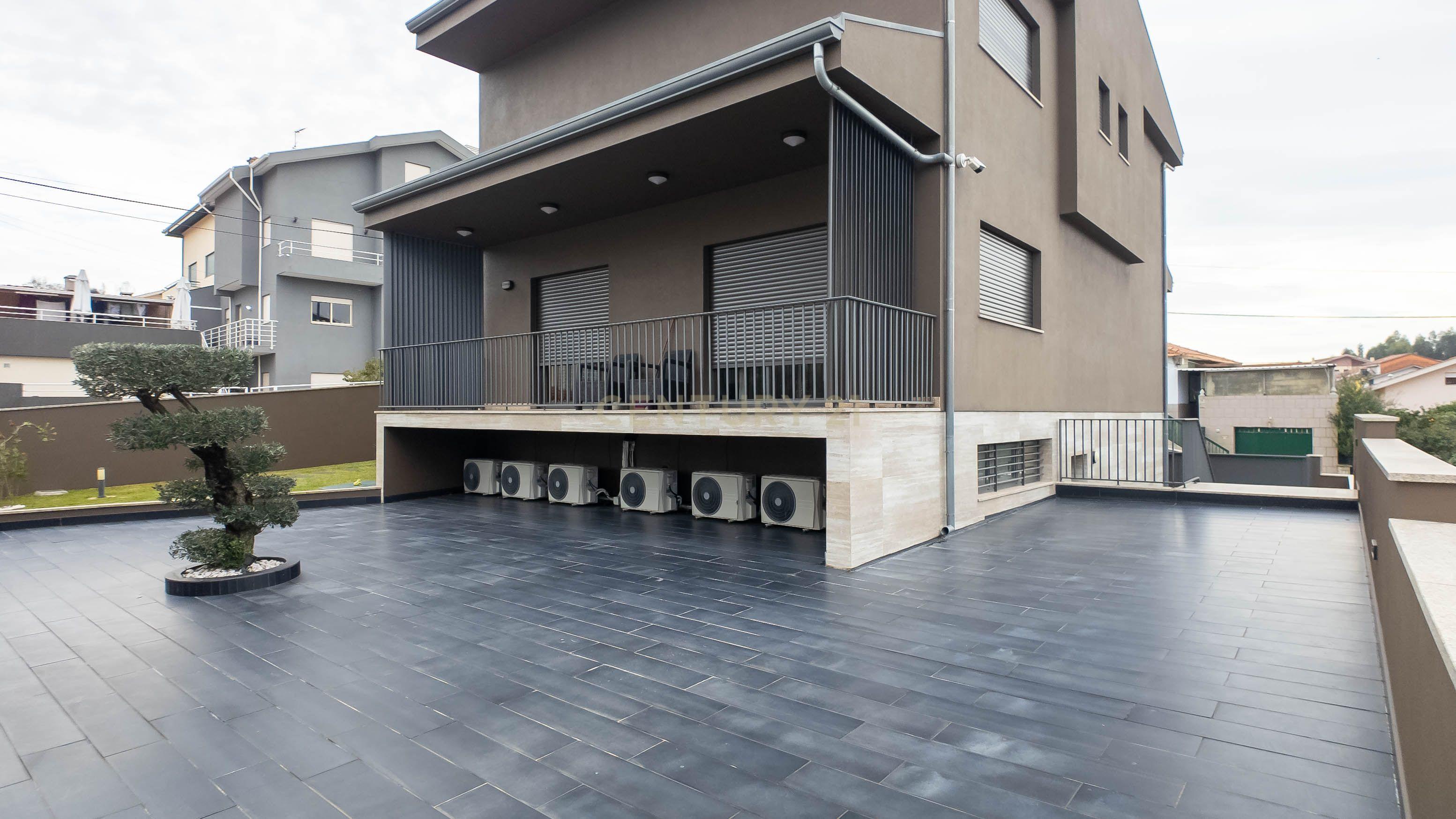 Moradia T3 com logradouro e garagem situada em Gondomar. - Image 17