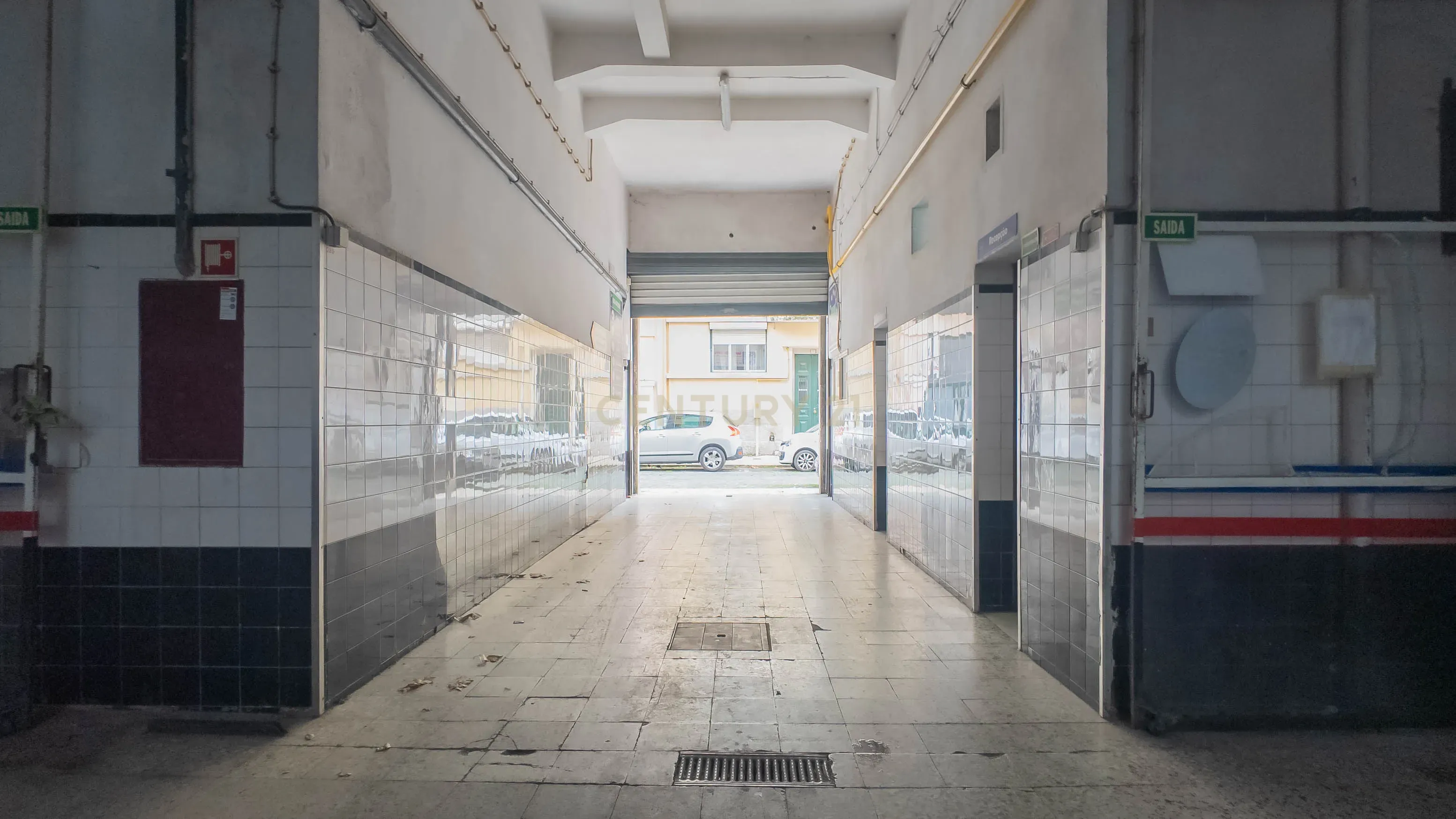 Loja/Armazém à Venda com 688 m² junto ao Alto de São João, Lisboa - Image 3