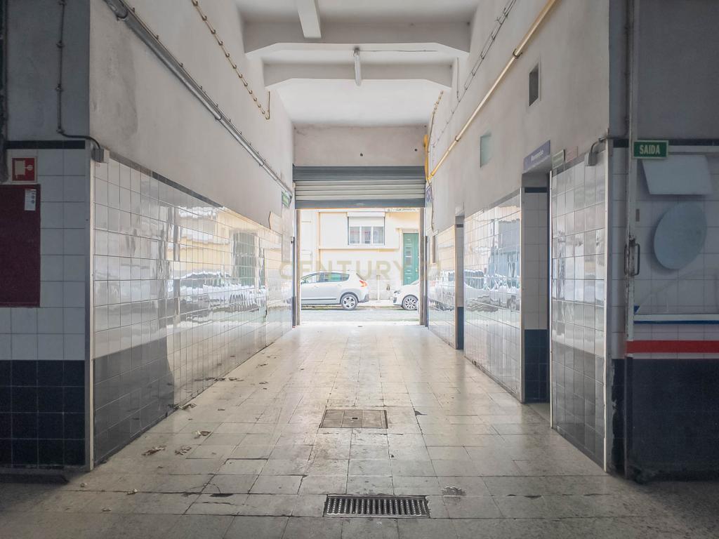 Loja/Armazém à Venda com 688 m² junto ao Alto de São João, Lisboa - Image 3