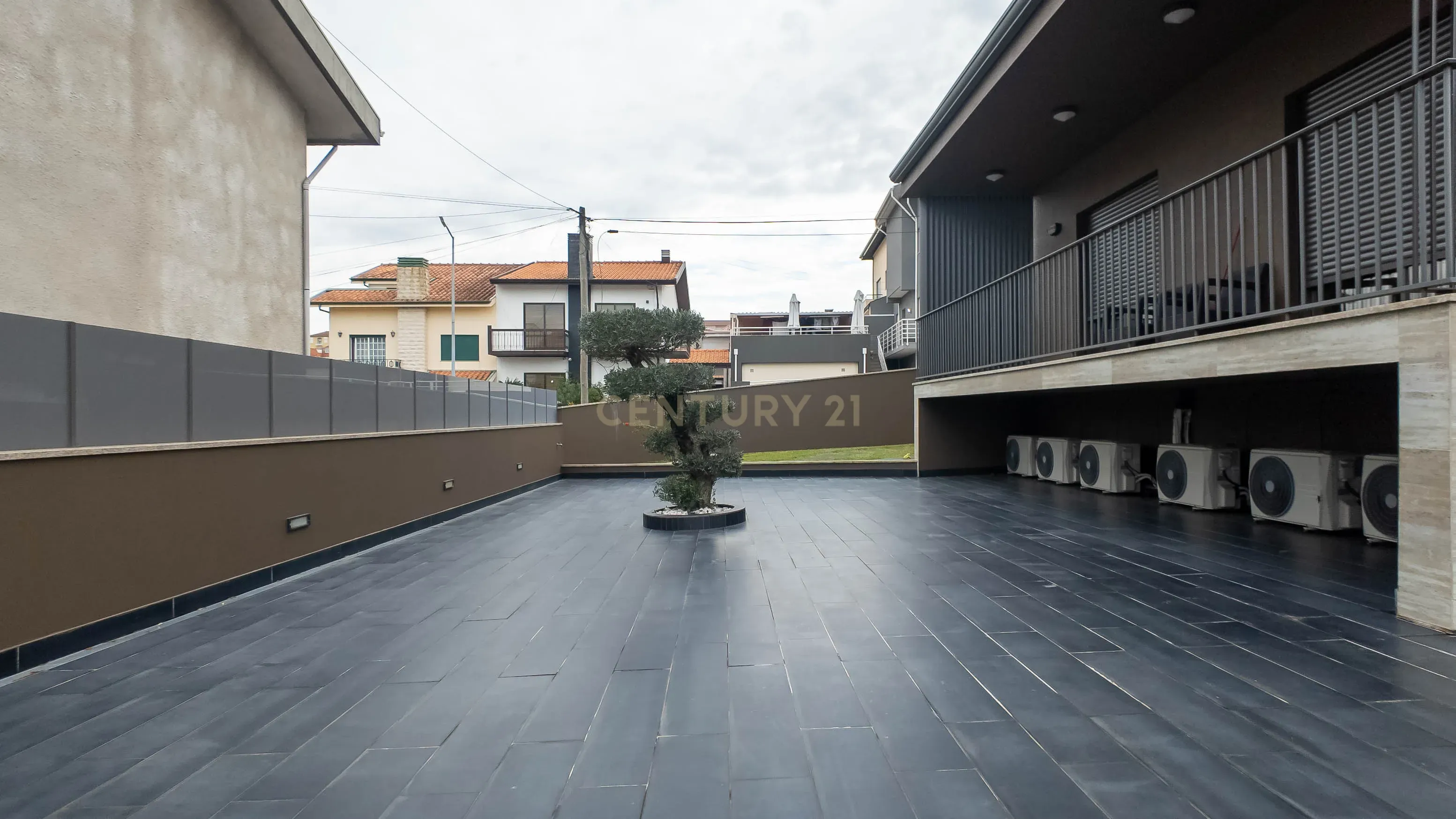 Moradia T3 com logradouro e garagem situada em Gondomar. - Image 7