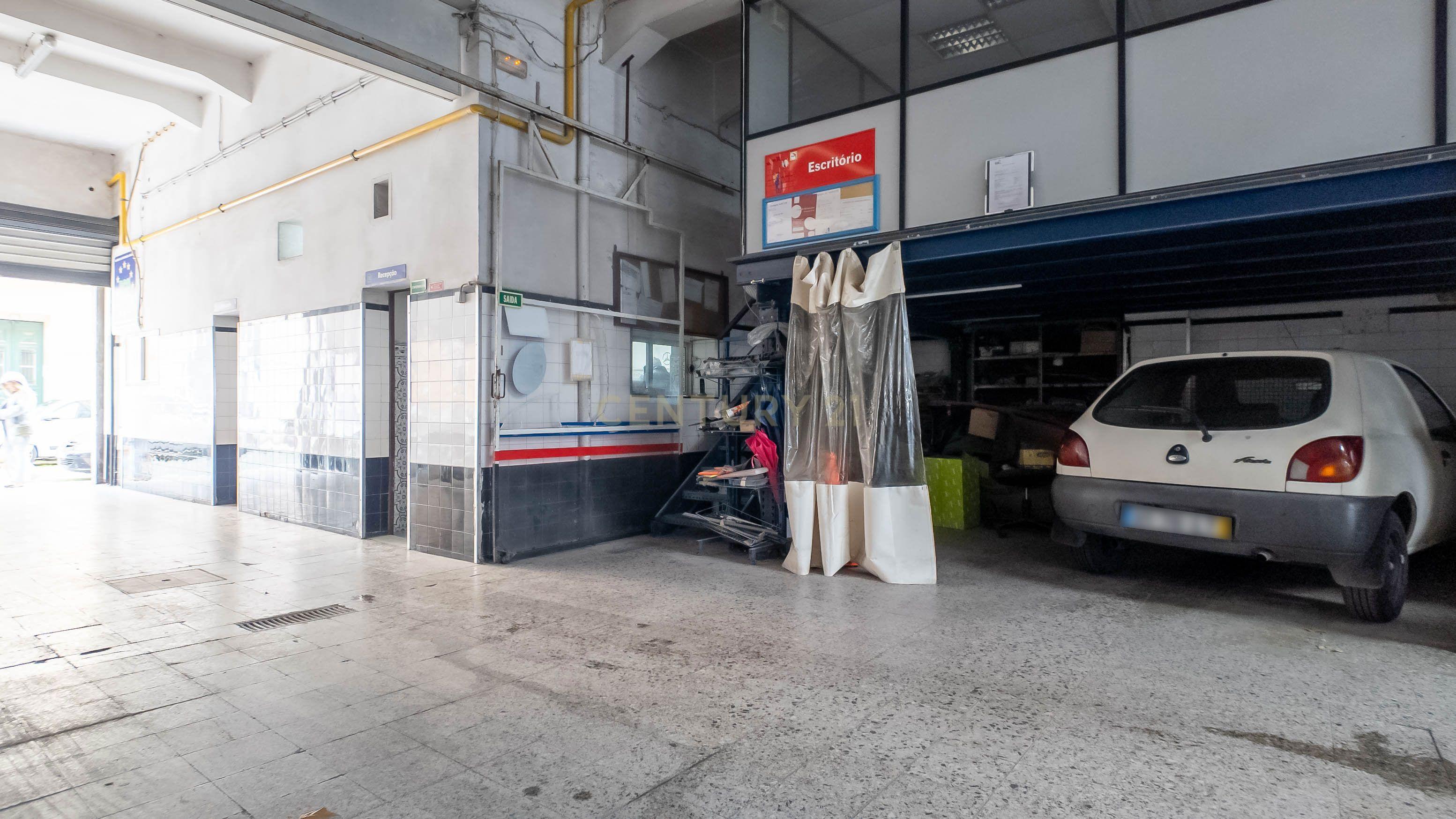 Loja/Armazém à Venda com 688 m² junto ao Alto de São João, Lisboa - Image 5