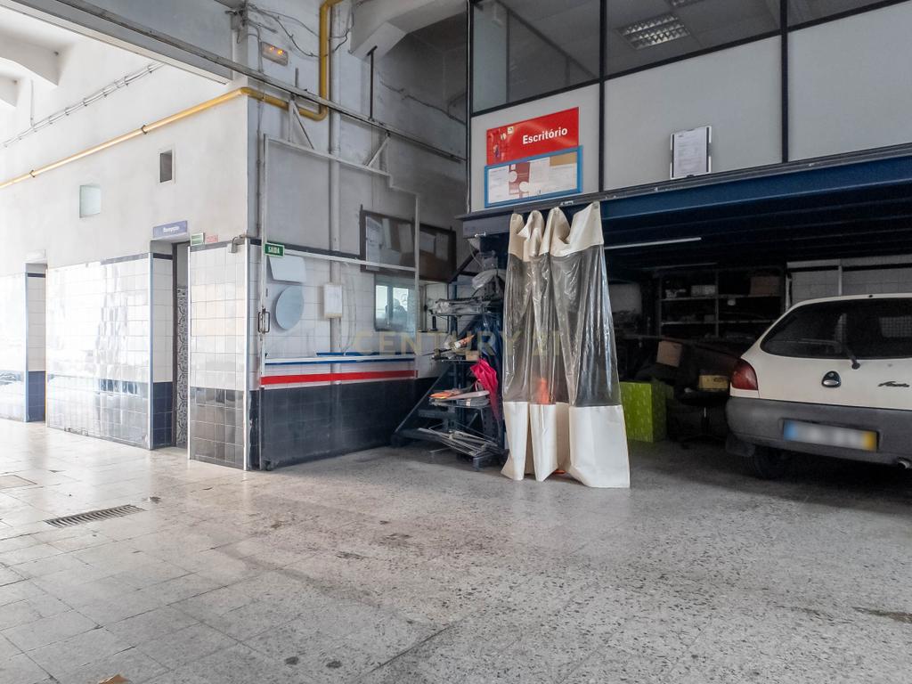 Loja/Armazém à Venda com 688 m² junto ao Alto de São João, Lisboa - Image 5