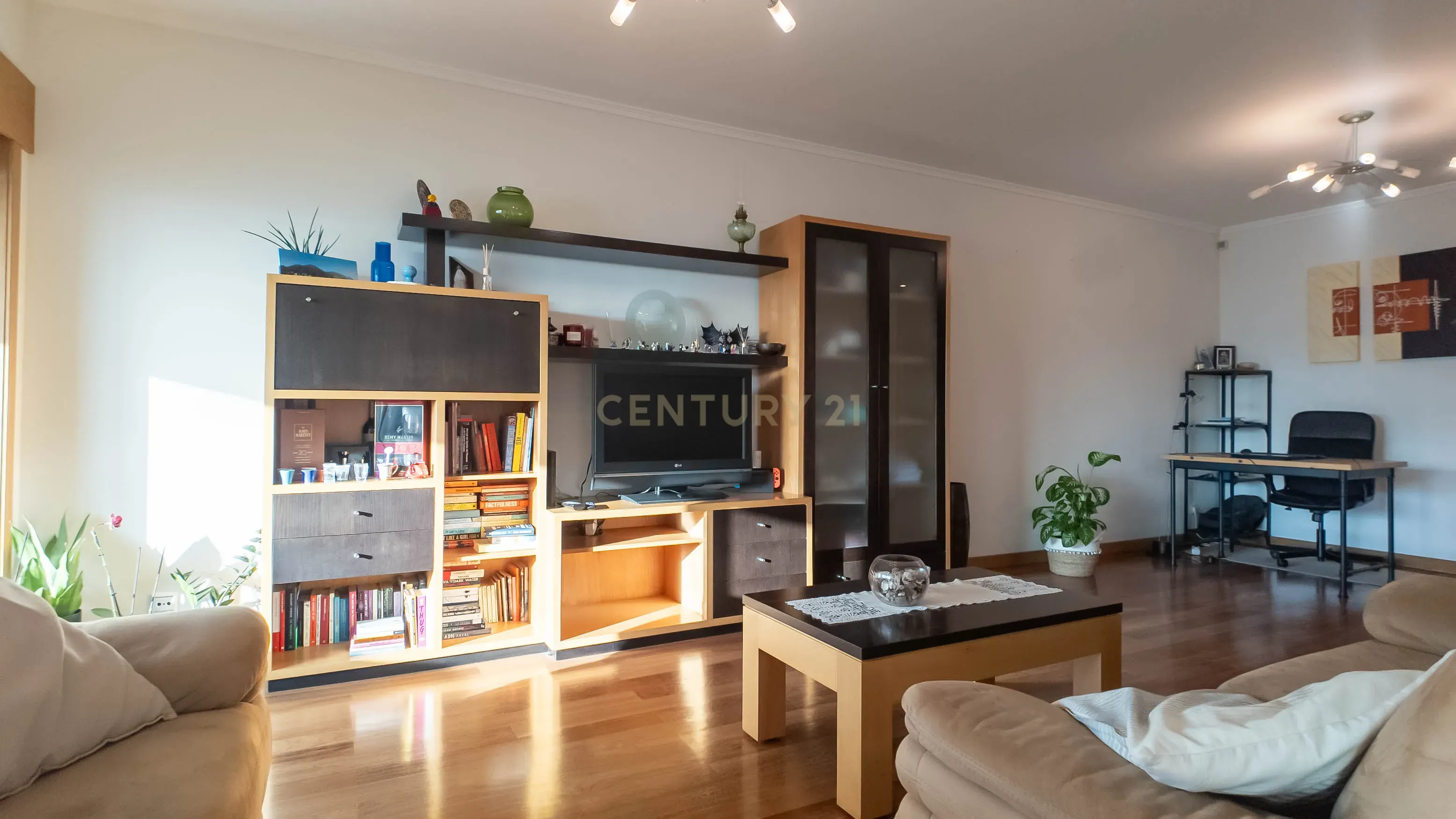 Apartamento T2 com Box Perto das praias de Espinho - Image 2