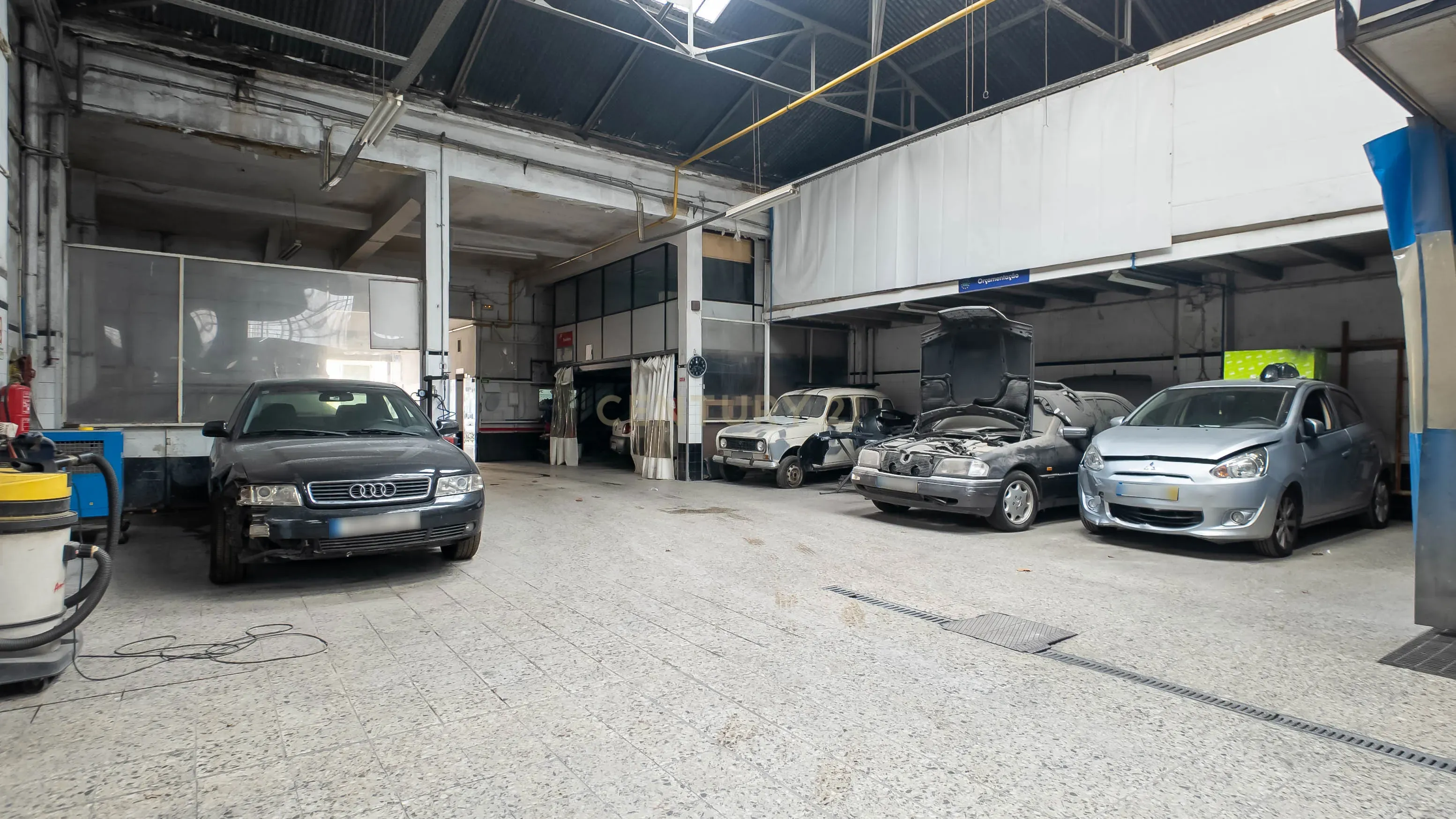 Loja/Armazém à Venda com 688 m² junto ao Alto de São João, Lisboa - Image 1