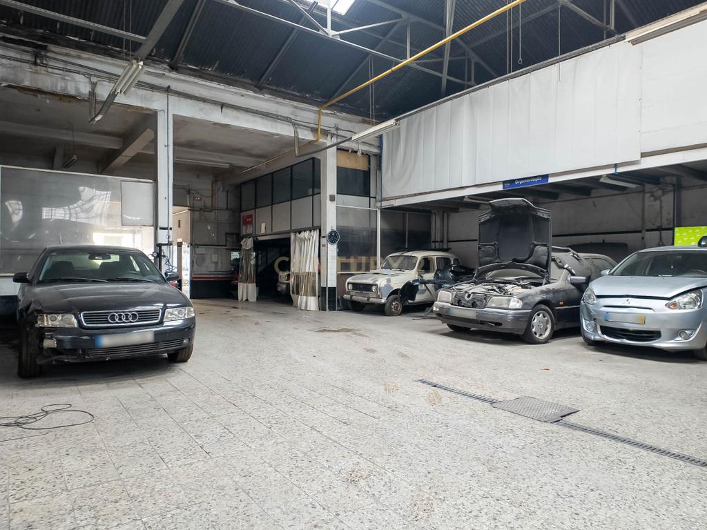 Loja/Armazém à Venda com 688 m² junto ao Alto de São João, Lisboa - Image 1