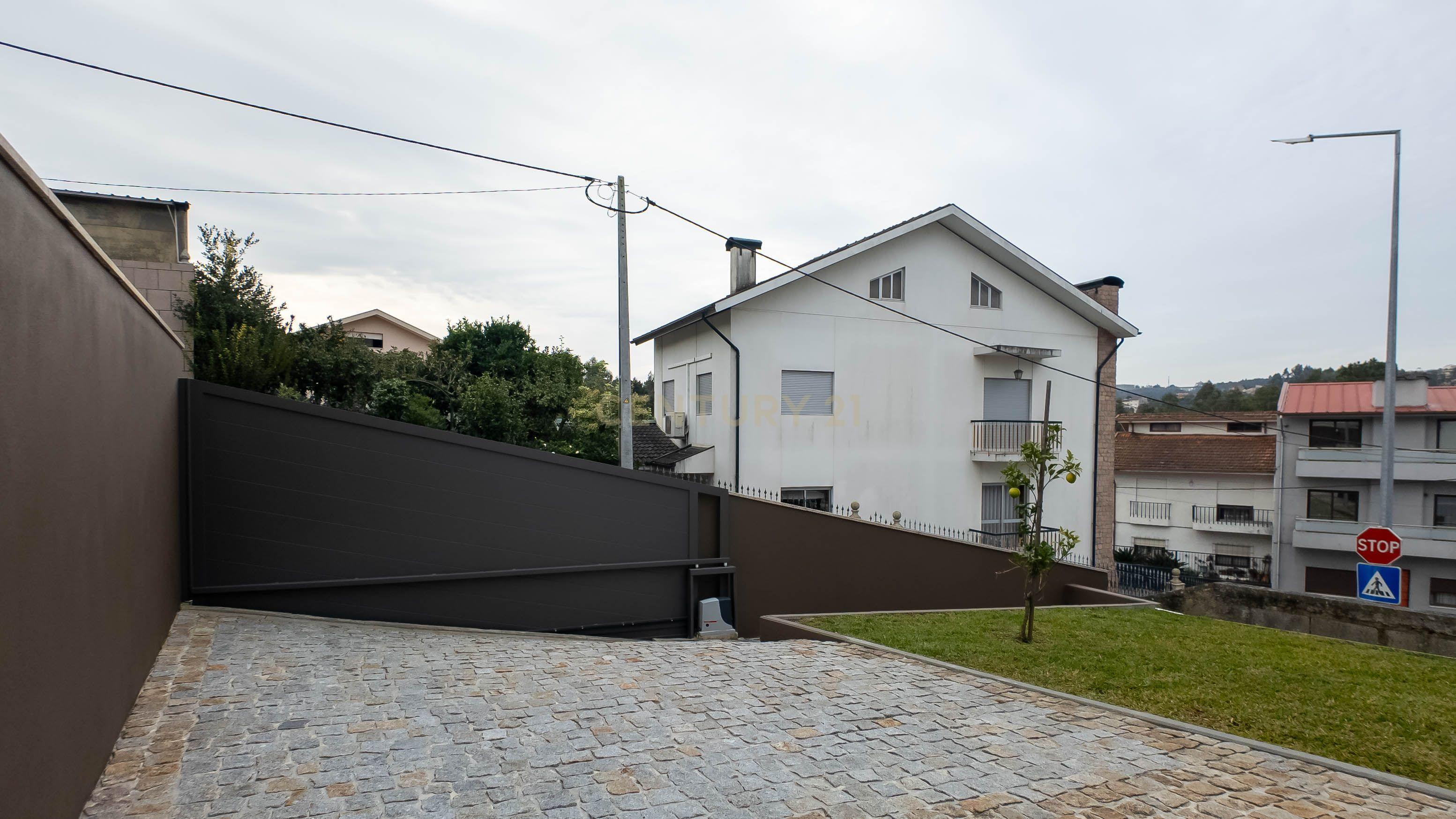 Moradia T3 com logradouro e garagem situada em Gondomar. - Image 12