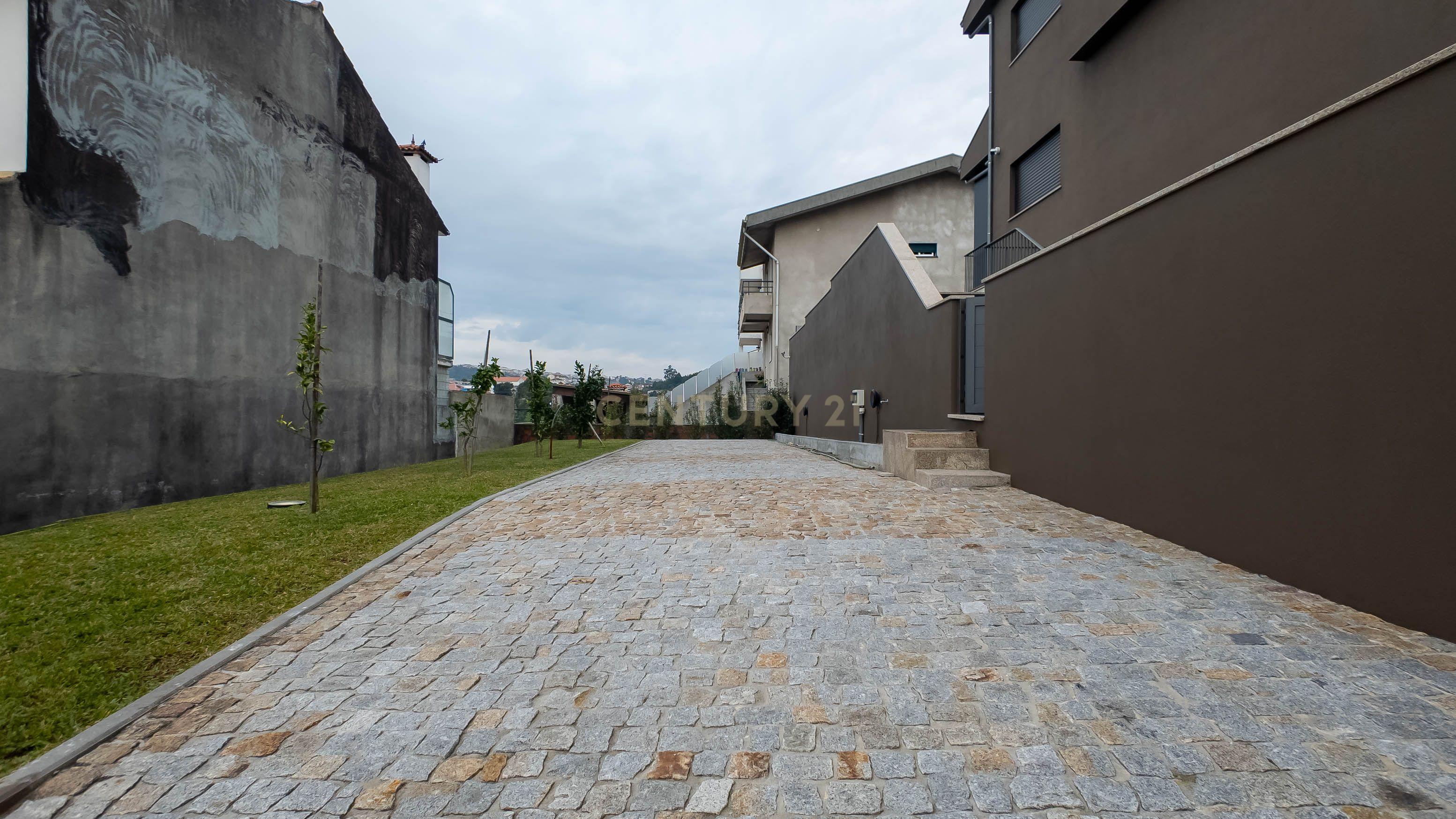 Moradia T3 com logradouro e garagem situada em Gondomar. - Image 13