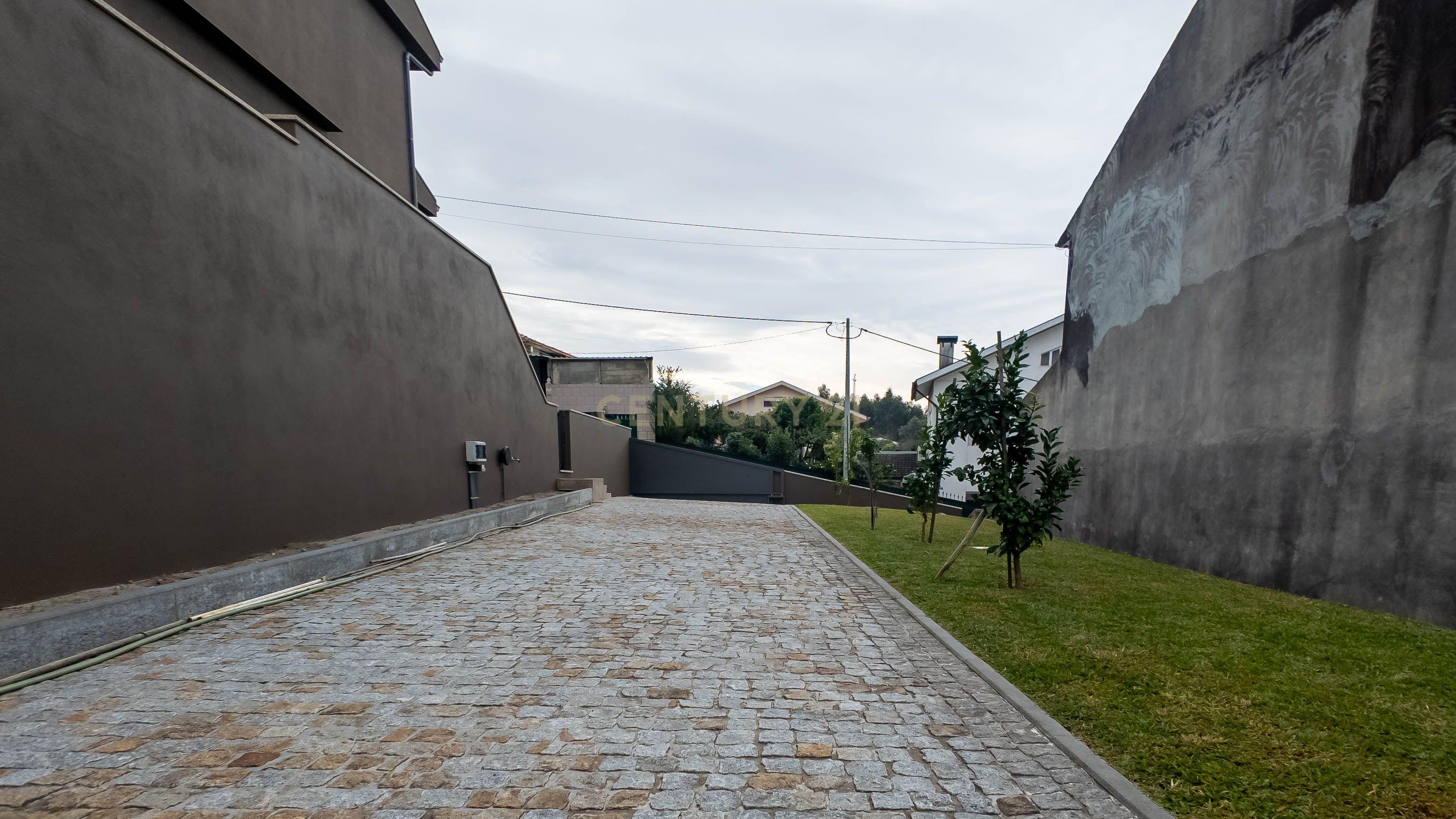 Moradia T3 com logradouro e garagem situada em Gondomar. - Image 14