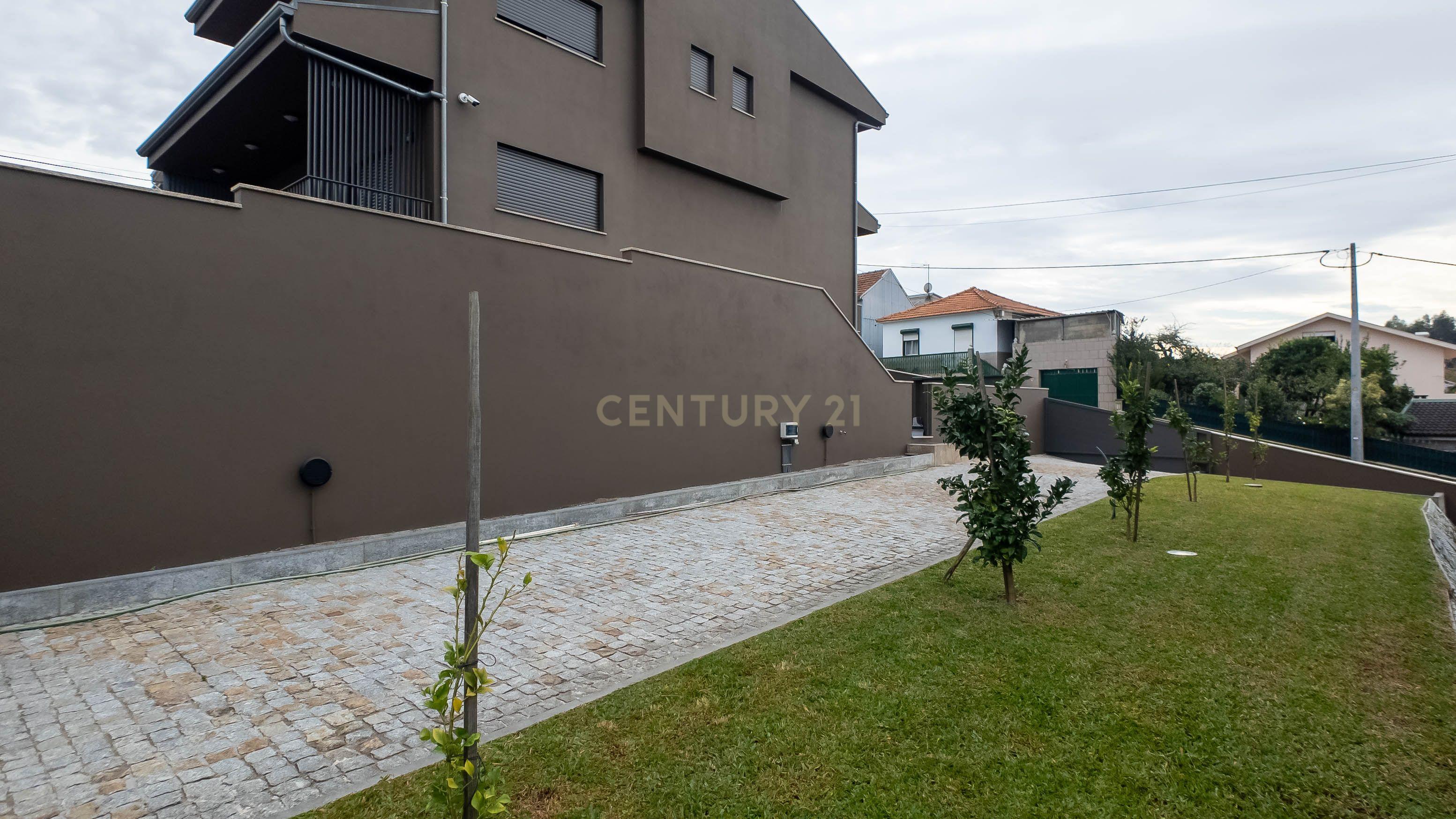 Moradia T3 com logradouro e garagem situada em Gondomar. - Image 16