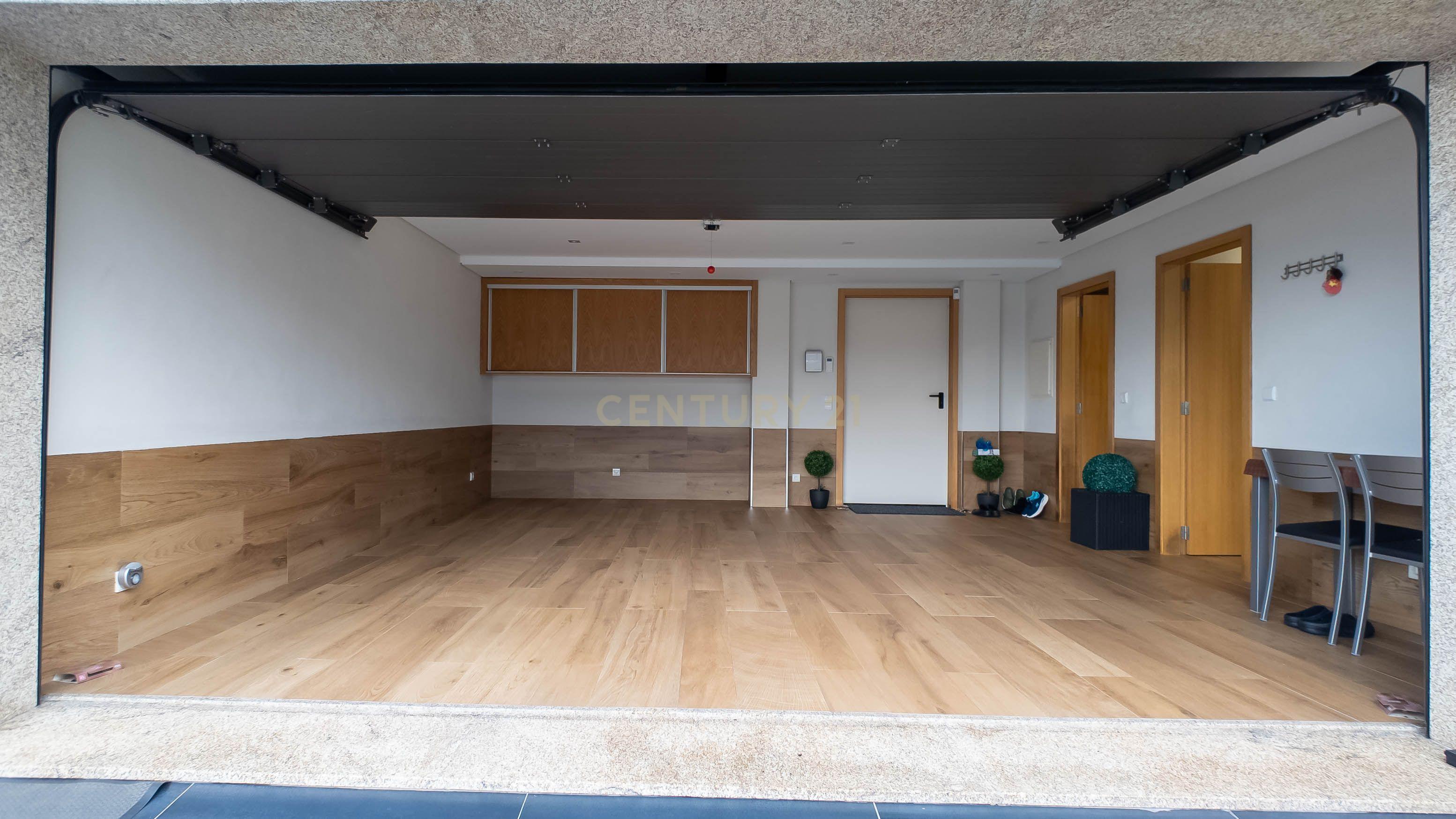 Moradia T3 com logradouro e garagem situada em Gondomar. - Image 19