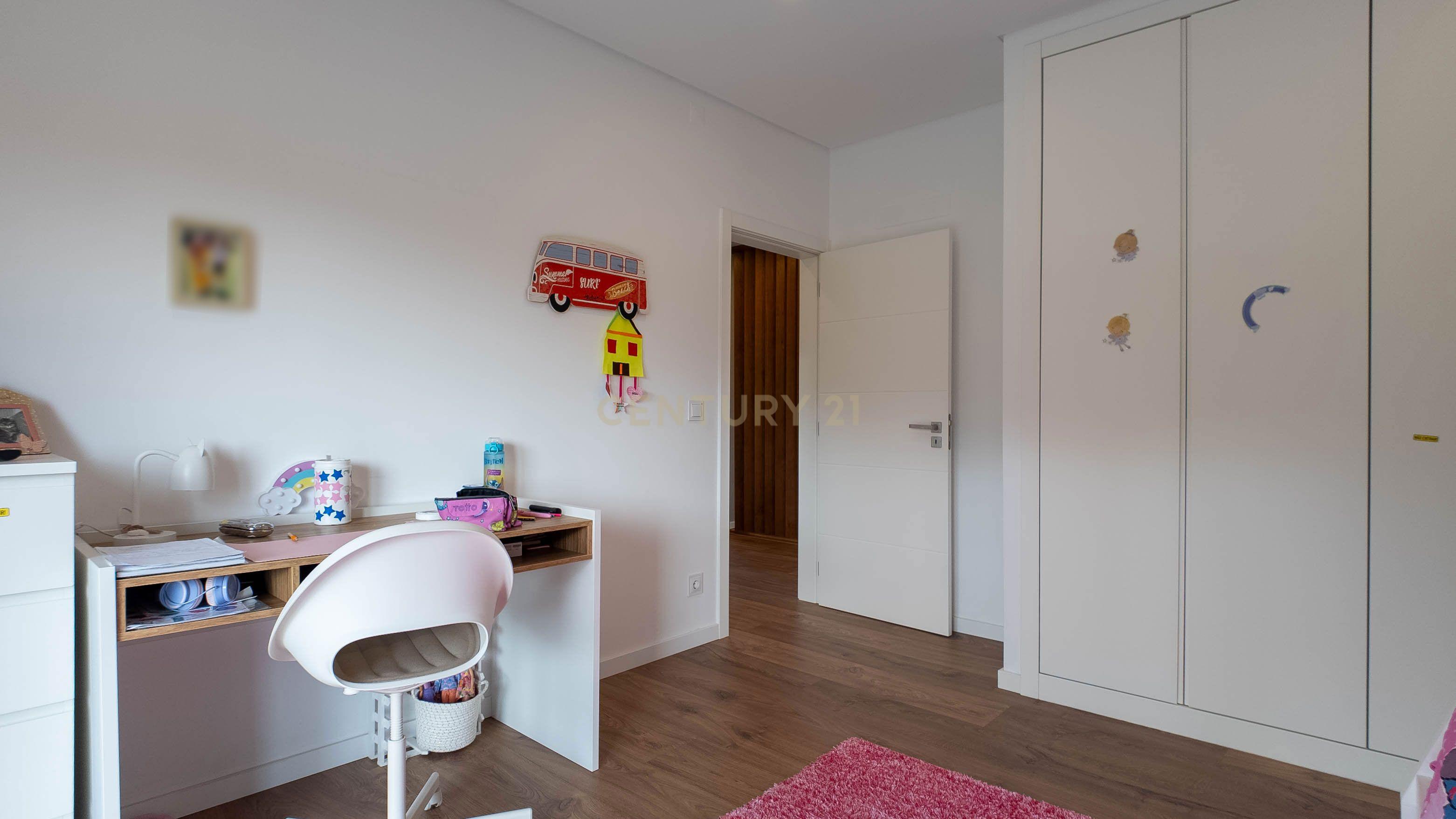 Moradia T4 de Luxo com Piscina em Odivelas (Ramada) - Image 32
