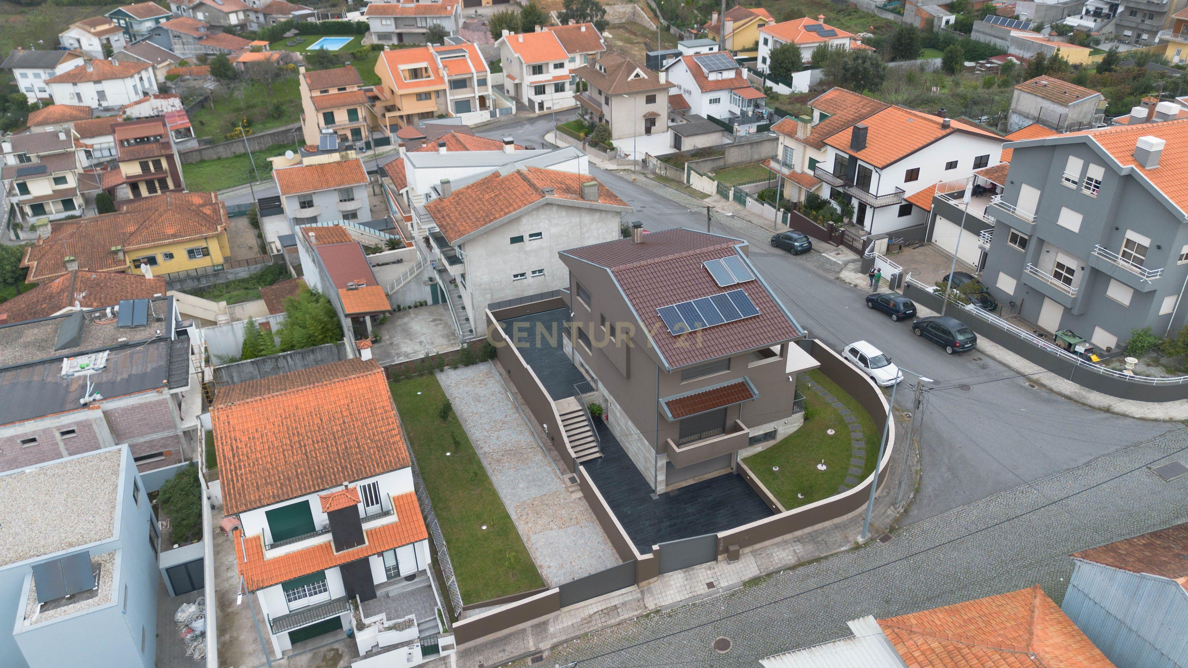 Moradia T3 com logradouro e garagem situada em Gondomar. - Image 35