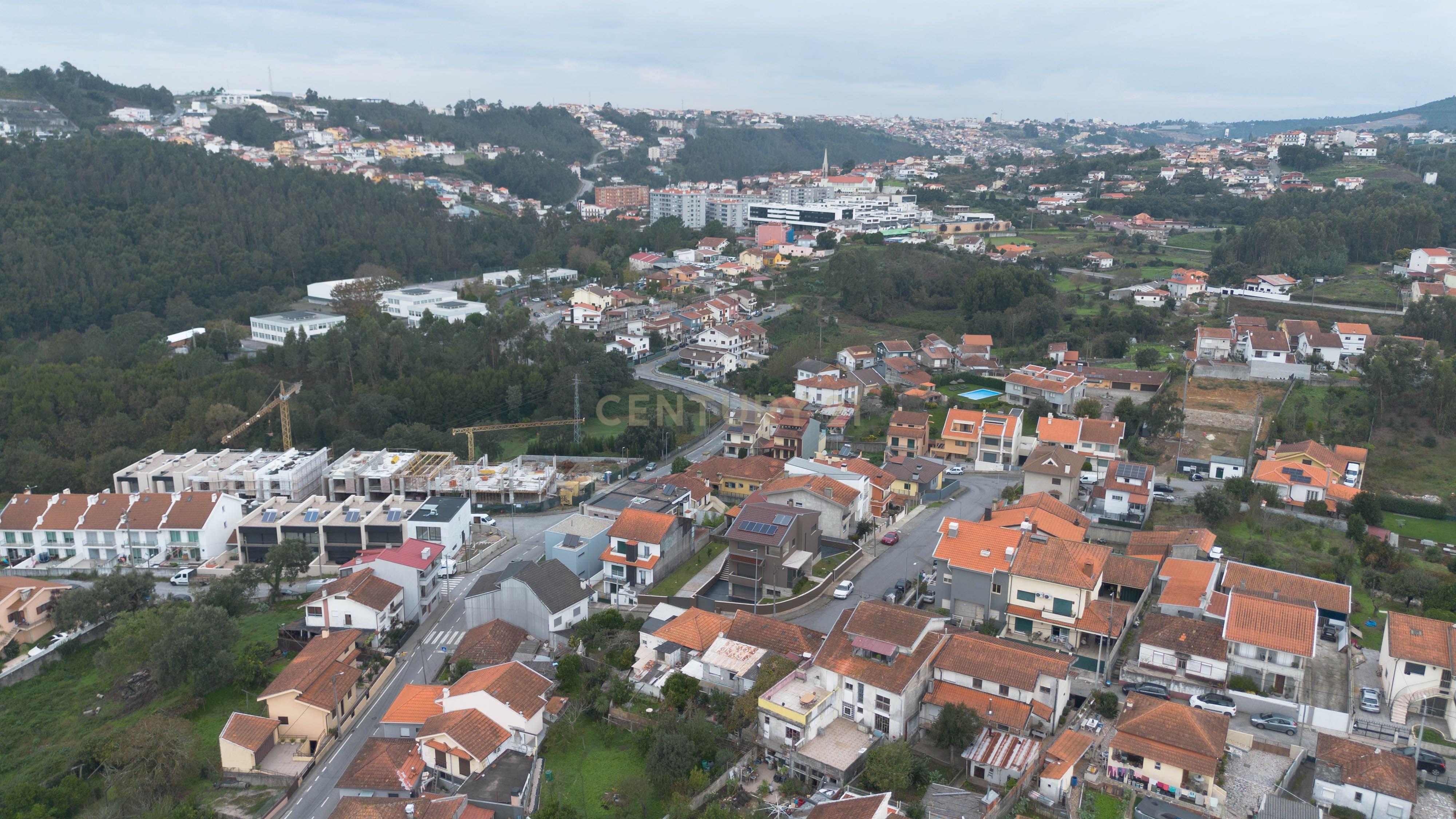 Moradia T3 com logradouro e garagem situada em Gondomar. - Image 44