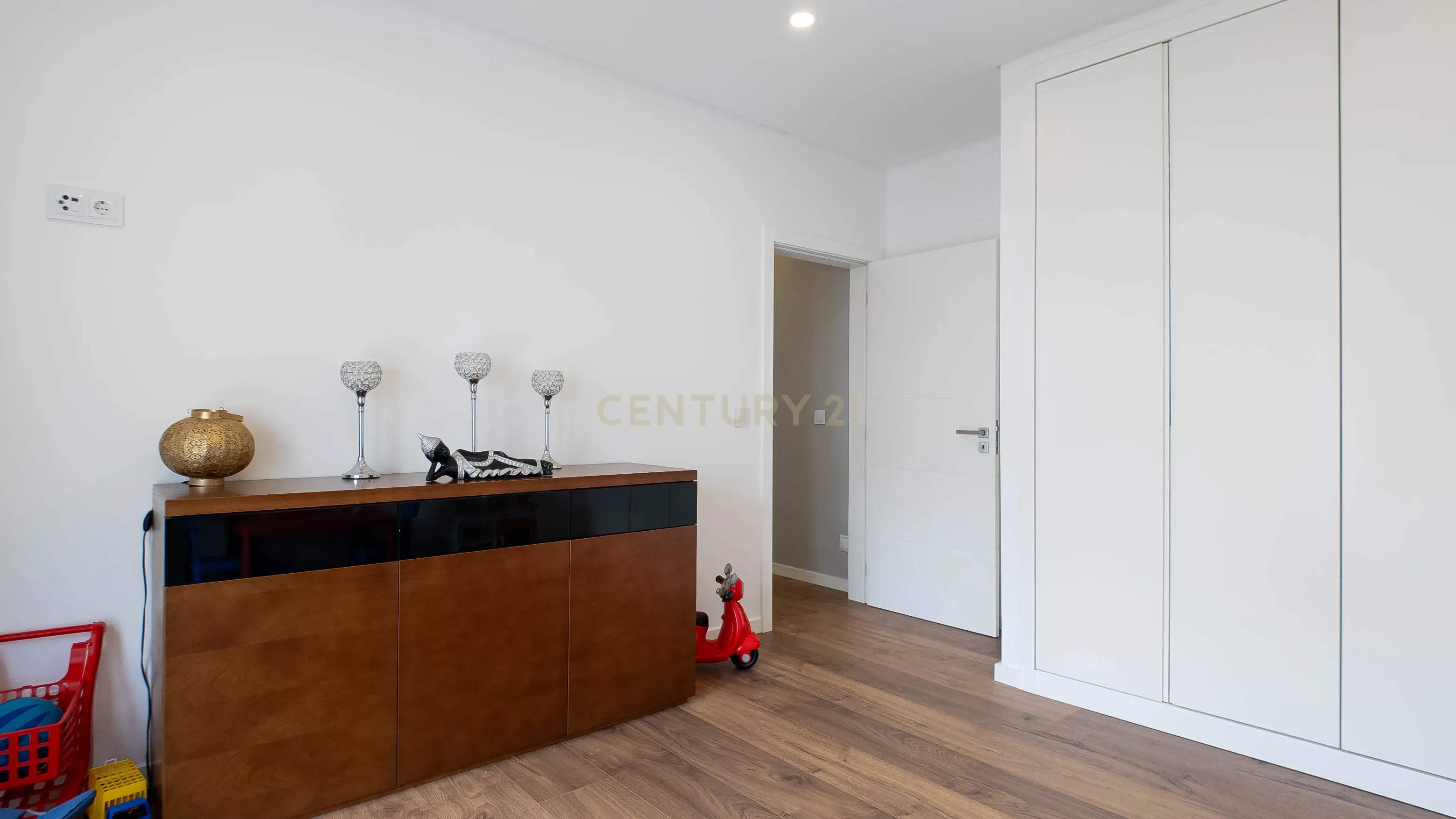 Moradia T4 de Luxo com Piscina em Odivelas (Ramada) - Image 17