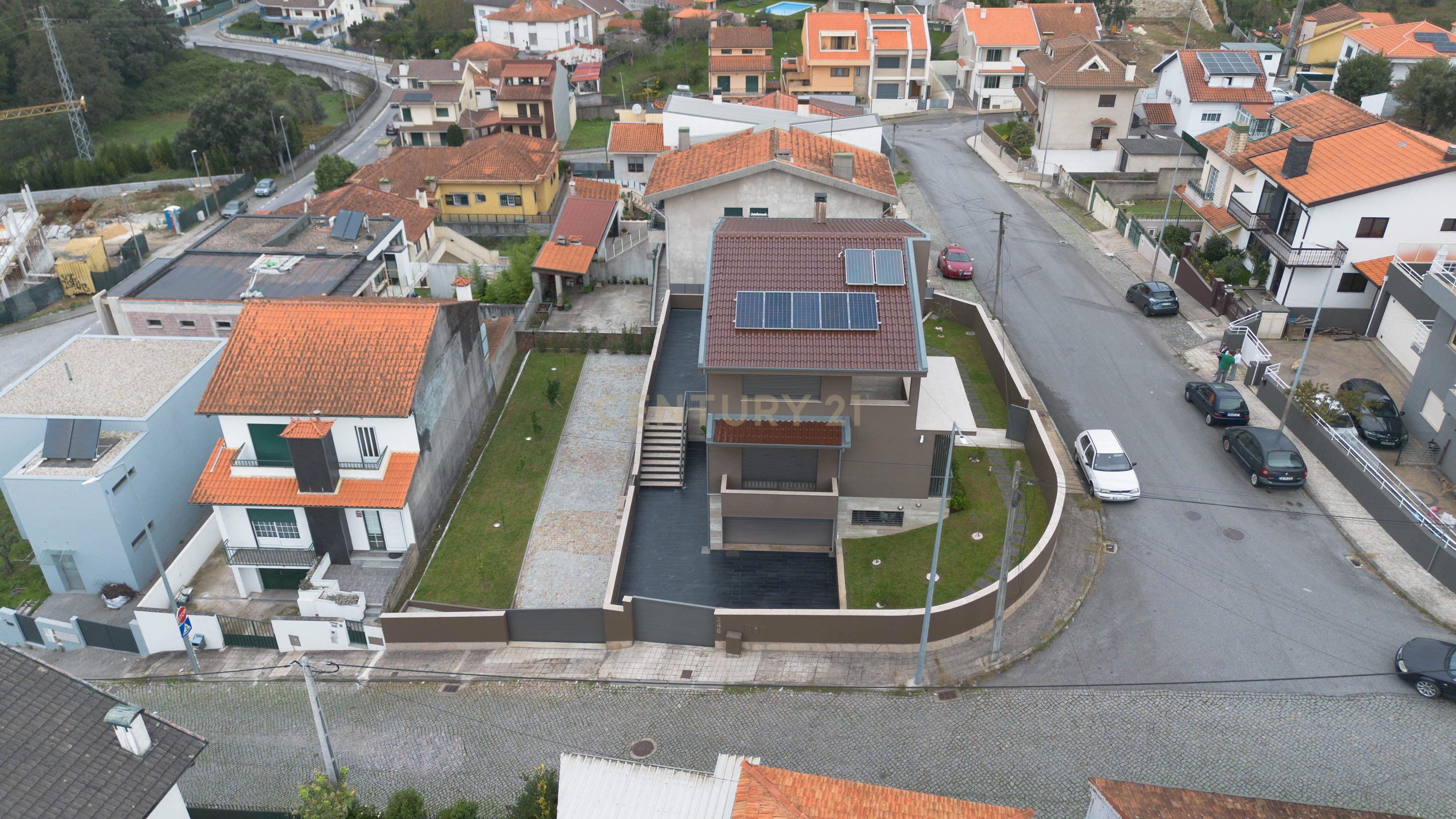 Moradia T3 com logradouro e garagem situada em Gondomar. - Image 51