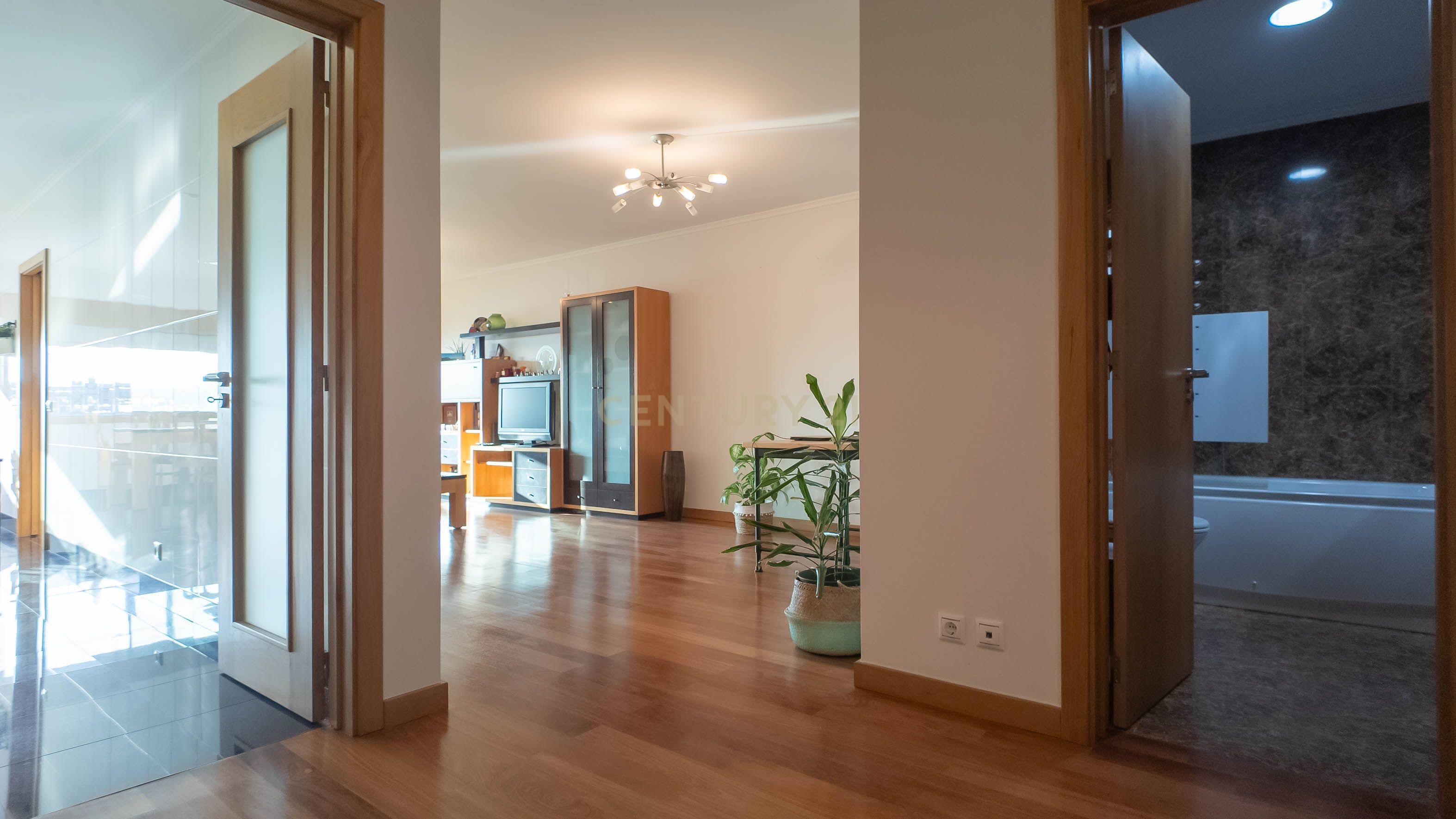 Apartamento T2 com Box Perto das praias de Espinho - Image 1