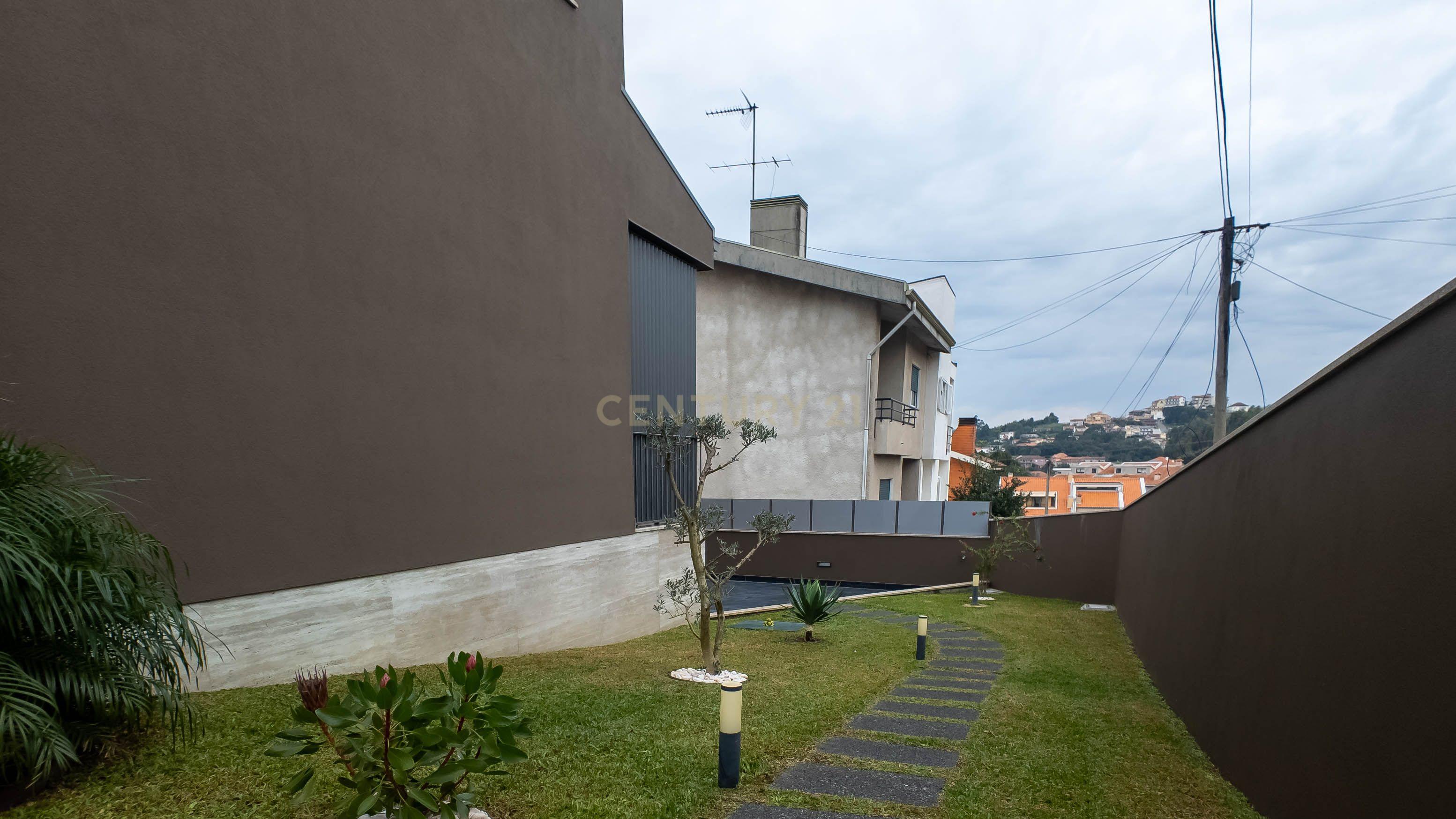 Moradia T3 com logradouro e garagem situada em Gondomar. - Image 81