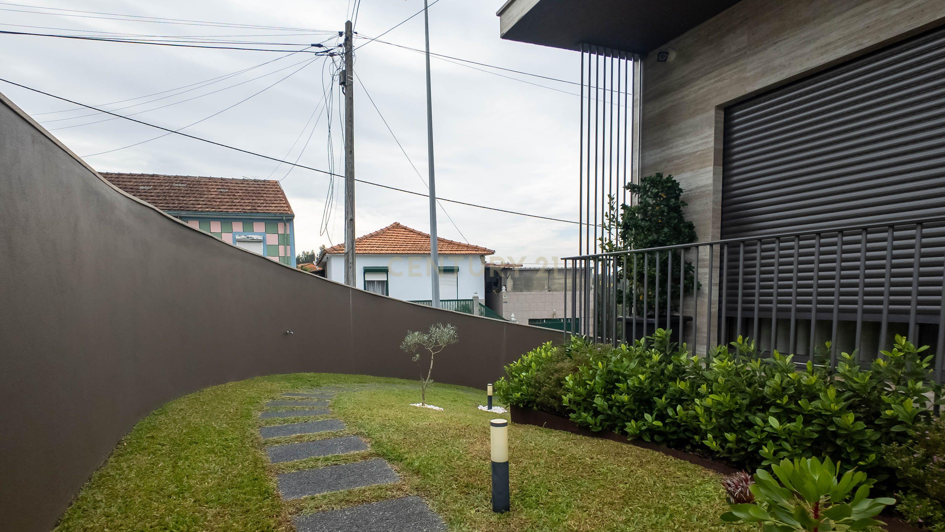 Moradia T3 com logradouro e garagem situada em Gondomar. - Image 82