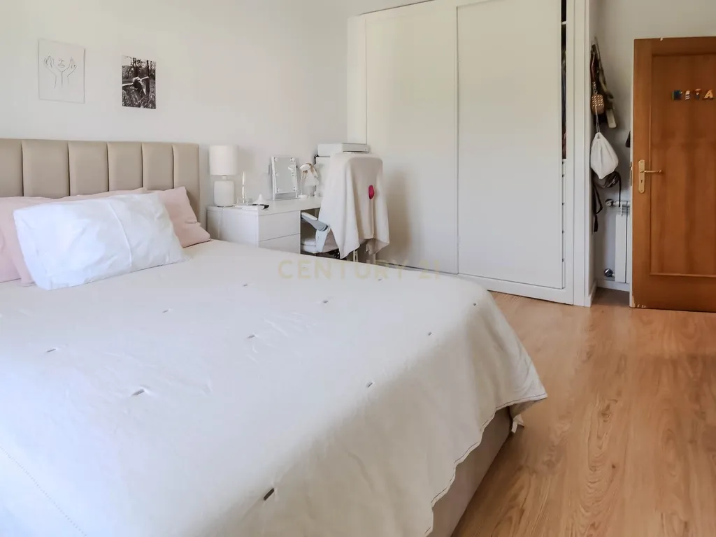 Luxuosa Moradia T3 em Gondomar com Vista Panorâmica e Piscina - Image 31