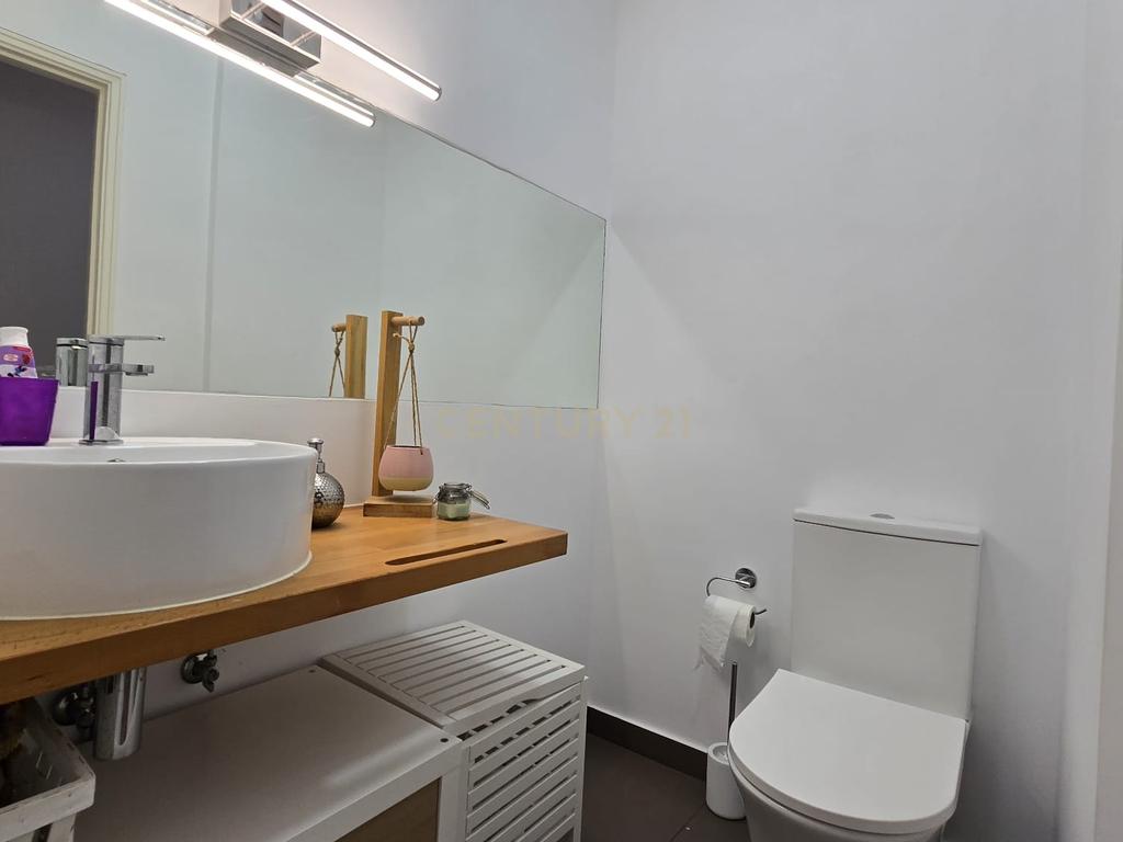 Apartamento T3 Totalmente Remodelado com Varanda e Arrecadação – Vistas Desafogadas - Image 2