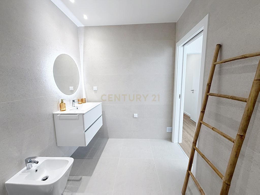 Apartamento Novo com Terraço e Piscina Privativa em Nazaré - Image 38